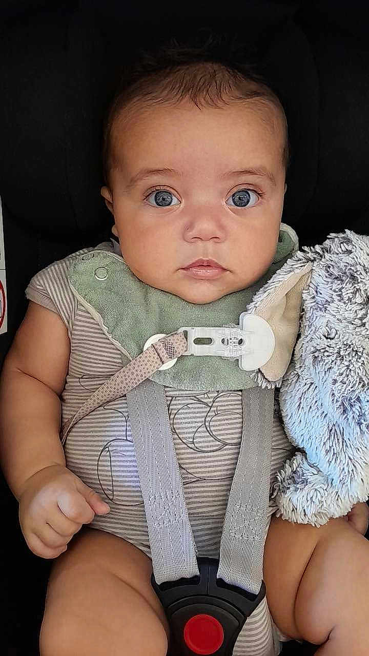 Kassim participe au concours pour gagner de l'argent avec cette photo : baby, child, car_seat, seatbelt, blanket, soft_toy, straps, closeup, portrait, infant, cute, chubby_cheeks, wide_eyes, clothing, indoor, sitting, secure, comfort, expression, adorable