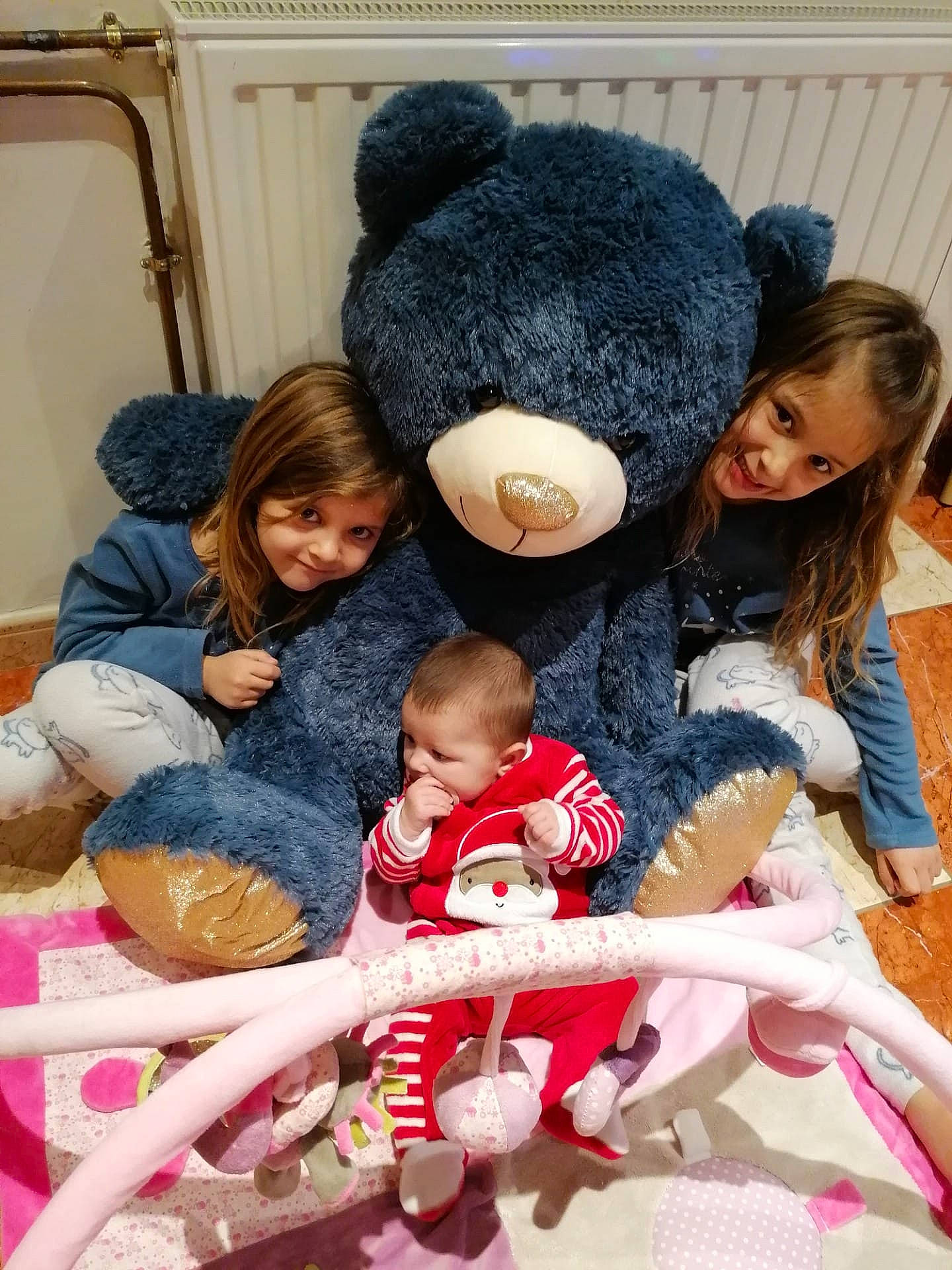 Léana a rejoint le concours — aidez-le/la à gagner de superbes lots ! baby, beauty, child, comfort, event, facial_expression, friendship, fun, hairstyle, happy, head, interaction, joy, leisure, person, product, skin, smile, textile, thigh