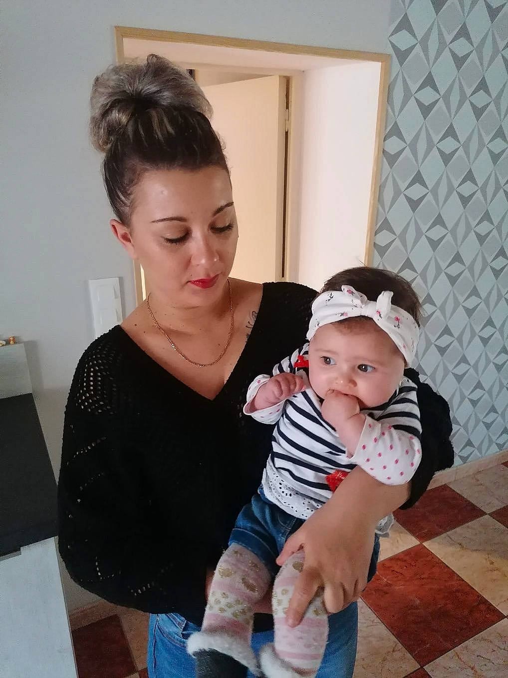 Léana participe au concours pour gagner de l'argent avec cette photo : abdomen, arm, baby, baby_toddler_clothing, comfort, elbow, eye, happy, hat, headwear, jewellery, joint, person, shoulder, sitting, skin, sleeve, standing, t_shirt, thigh