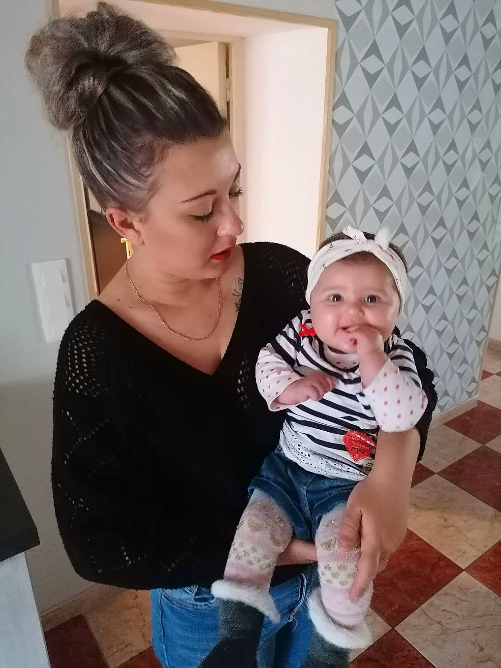 Léana participe au concours pour gagner de l'argent avec cette photo : abdomen, baby, baby_toddler_clothing, flooring, foot, fun, hairstyle, happy, headwear, jeans, jewellery, joint, leg, person, shoulder, sitting, smile, standing, t_shirt, thigh