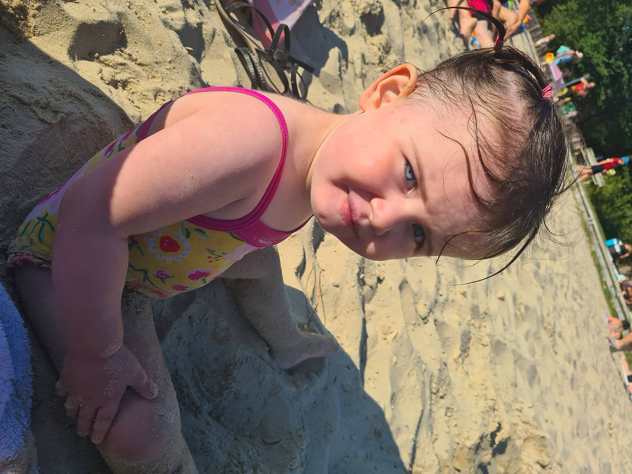 Chelsea a rejoint le concours — aidez-le/la à gagner de superbes lots ! baby, beach, child, face, fun, grass, happy, human_leg, landscape, leisure, pattern, people_in_nature, person, pink, play, recreation, sand, soil, thigh, toddler