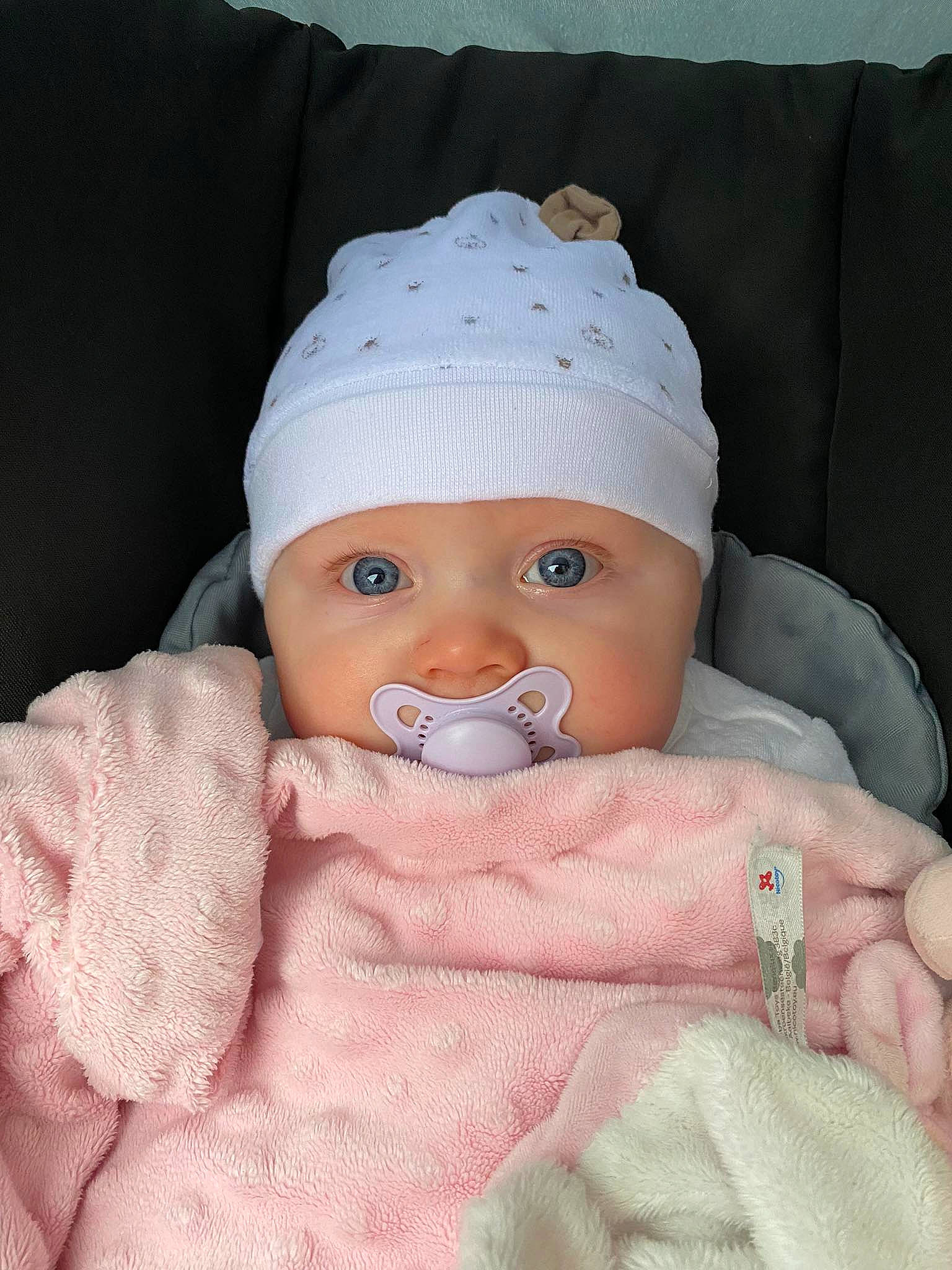 Olivia participe au concours pour gagner de l'argent avec cette photo : art, baby, baby_products, baby_sleeping, baby_toddler_clothing, beanie, cap, cheek, child, comfort, headwear, knit_cap, linens, person, pink, product, skin, sleeve, thumb, toddler