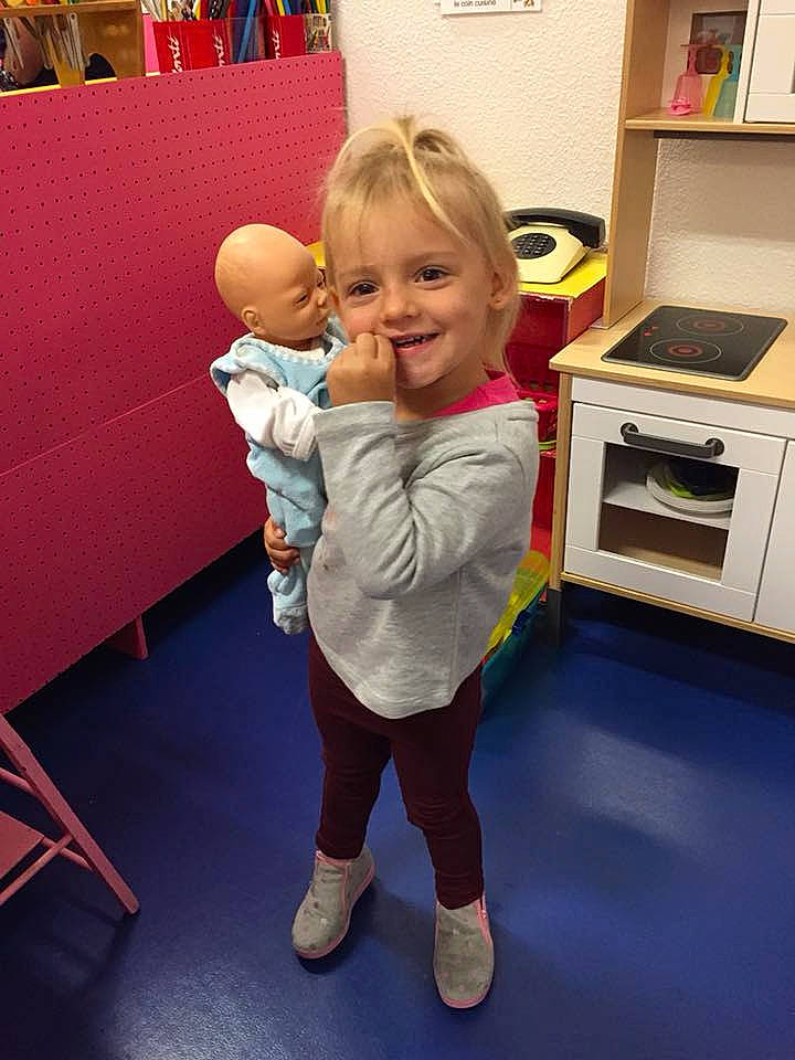 Kaïna a rejoint le concours — aidez-le/la à gagner de superbes lots ! arm, child, day, fun, girl, human_body, infant, joy, leg, organ, person, play, product, room, shoulder, smile, standing, toddler, toy