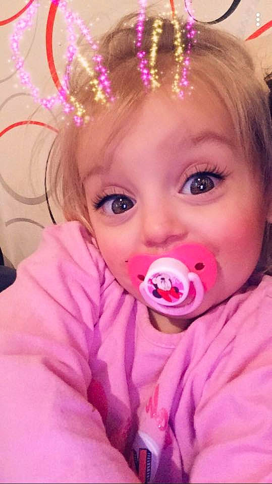 Kaïna participe au concours pour gagner de l'argent avec cette photo : cheek, child, ear, eye, eyebrow, face, forehead, girl, head, human_hair_color, infant, joy, lip, mouth, nose, person, pink, product, skin, smile