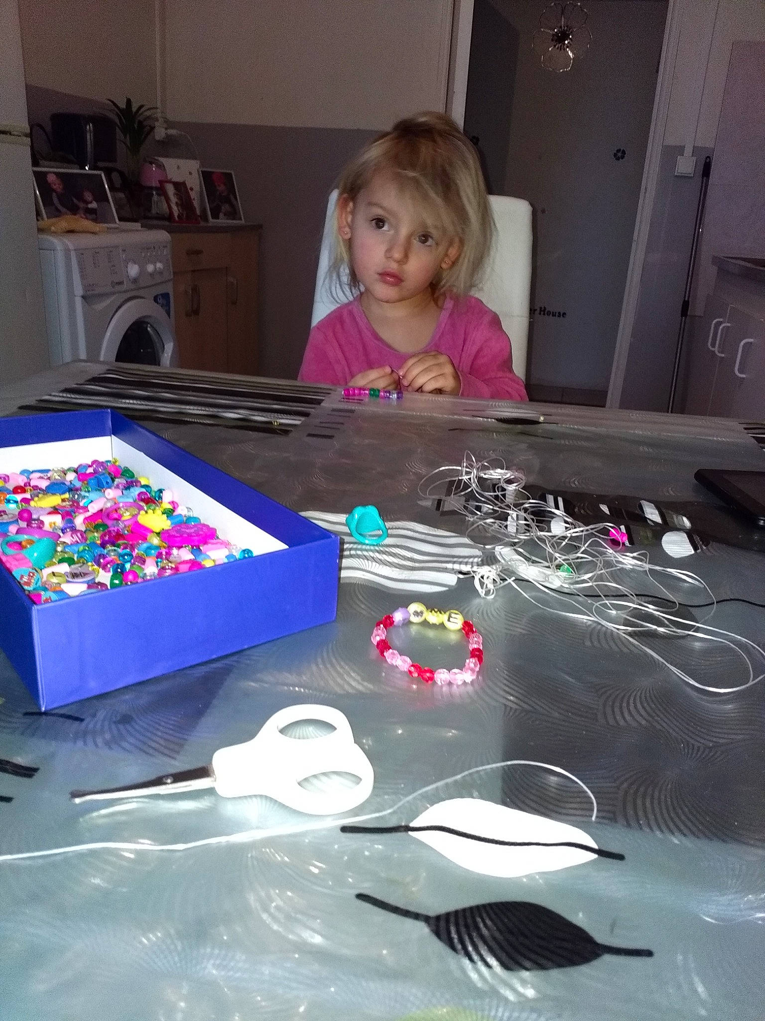 Kaïna participe au concours pour gagner de l'argent avec cette photo : child, design, fun, girl, material, person, plastic, play, product, table, textile, toddler