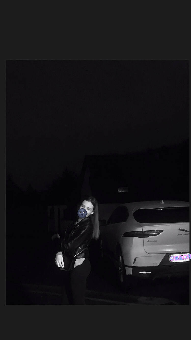 Léna participe au concours pour gagner de l'argent avec cette photo : automotive_design, automotive_exterior, automotive_lighting, black, bumper, darkness, light, mid_size_car, midnight, person, vehicle_door, vehicle_registration_plate