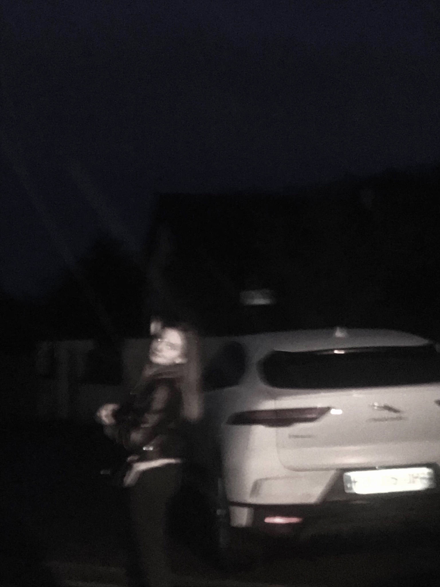 Léna a rejoint le concours — aidez-le/la à gagner de superbes lots ! automotive_design, automotive_exterior, automotive_lighting, automotive_tail_brake_light, automotive_window_part, bumper, compact_car, darkness, family_car, fender, light, luxury_vehicle, mid_size_car, midnight, night, person, personal_luxury_car, snapshot, trunk, vehicle_door