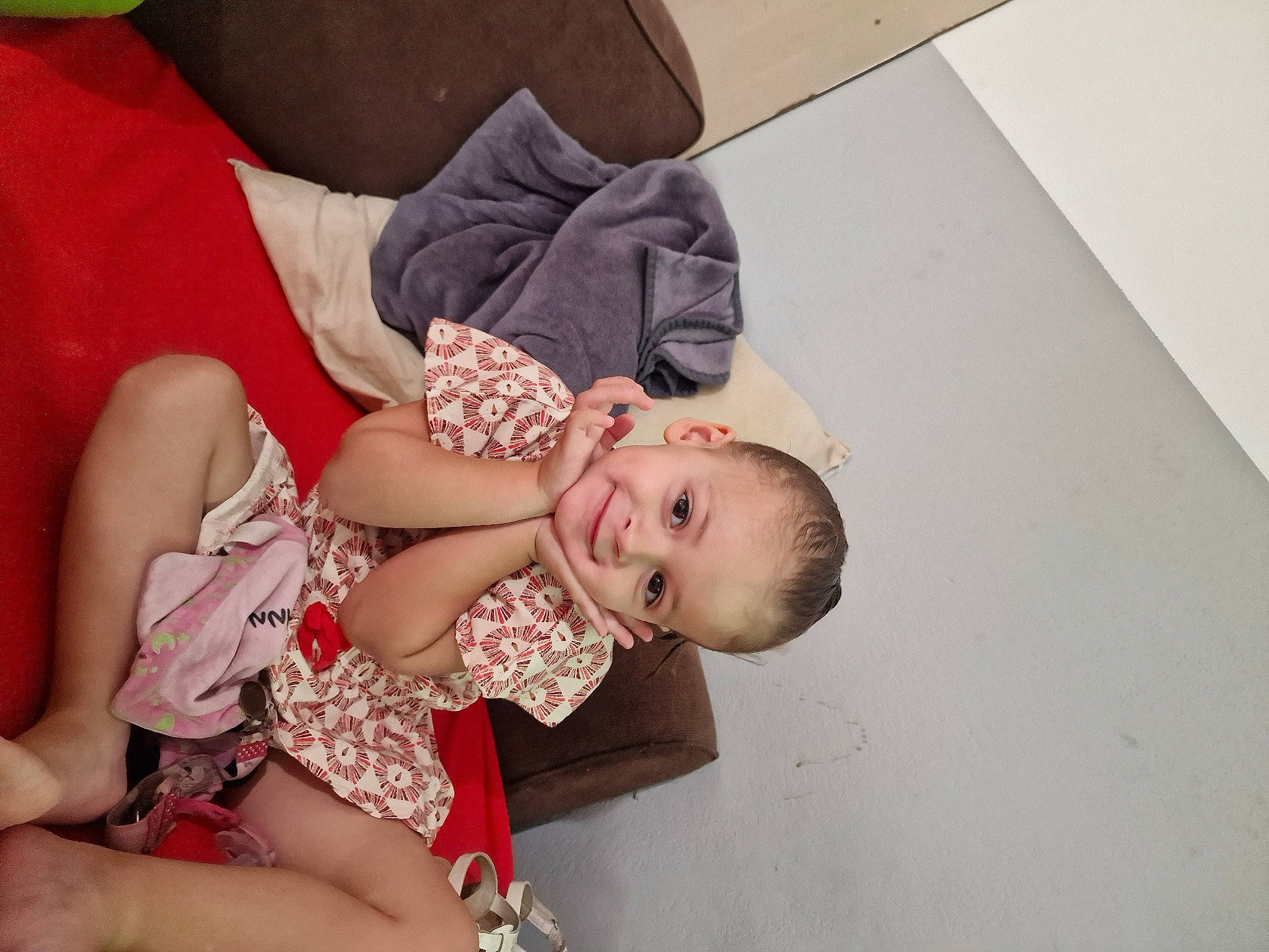 Shanna a rejoint le concours — aidez-le/la à gagner de superbes lots ! baby, baby_toddler_clothing, cheek, child, comfort, dress, event, flash_photography, fun, gesture, happy, human_leg, joy, leg, mouth, nail, pattern, person, skin, smile