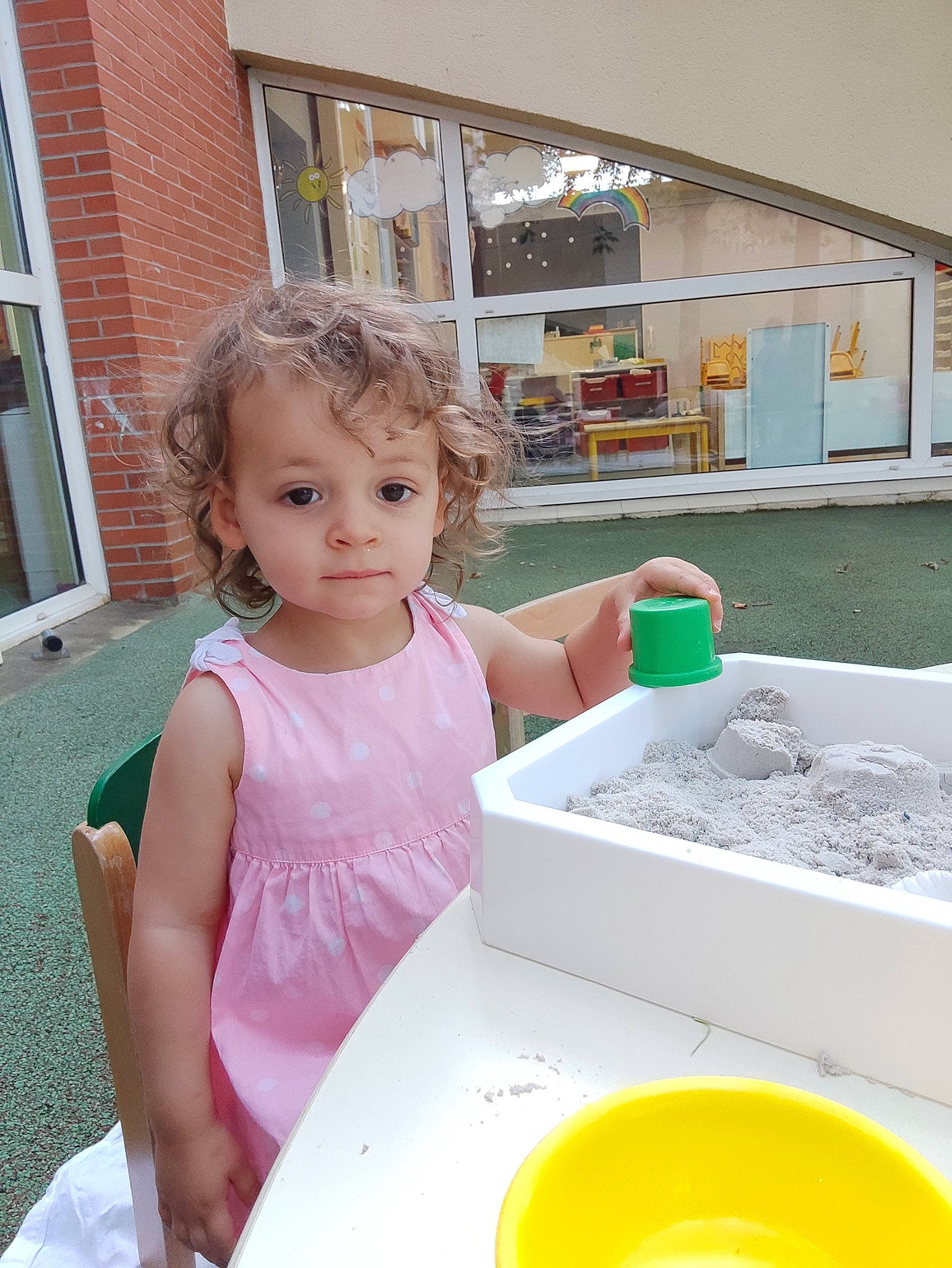 Shanna a rejoint le concours — aidez-le/la à gagner de superbes lots ! baby, baby_toddler_clothing, chair, child, cooking, dishware, fun, happy, leisure, person, plate, room, serveware, shelf, sitting, t_shirt, table, tableware, toddler, window