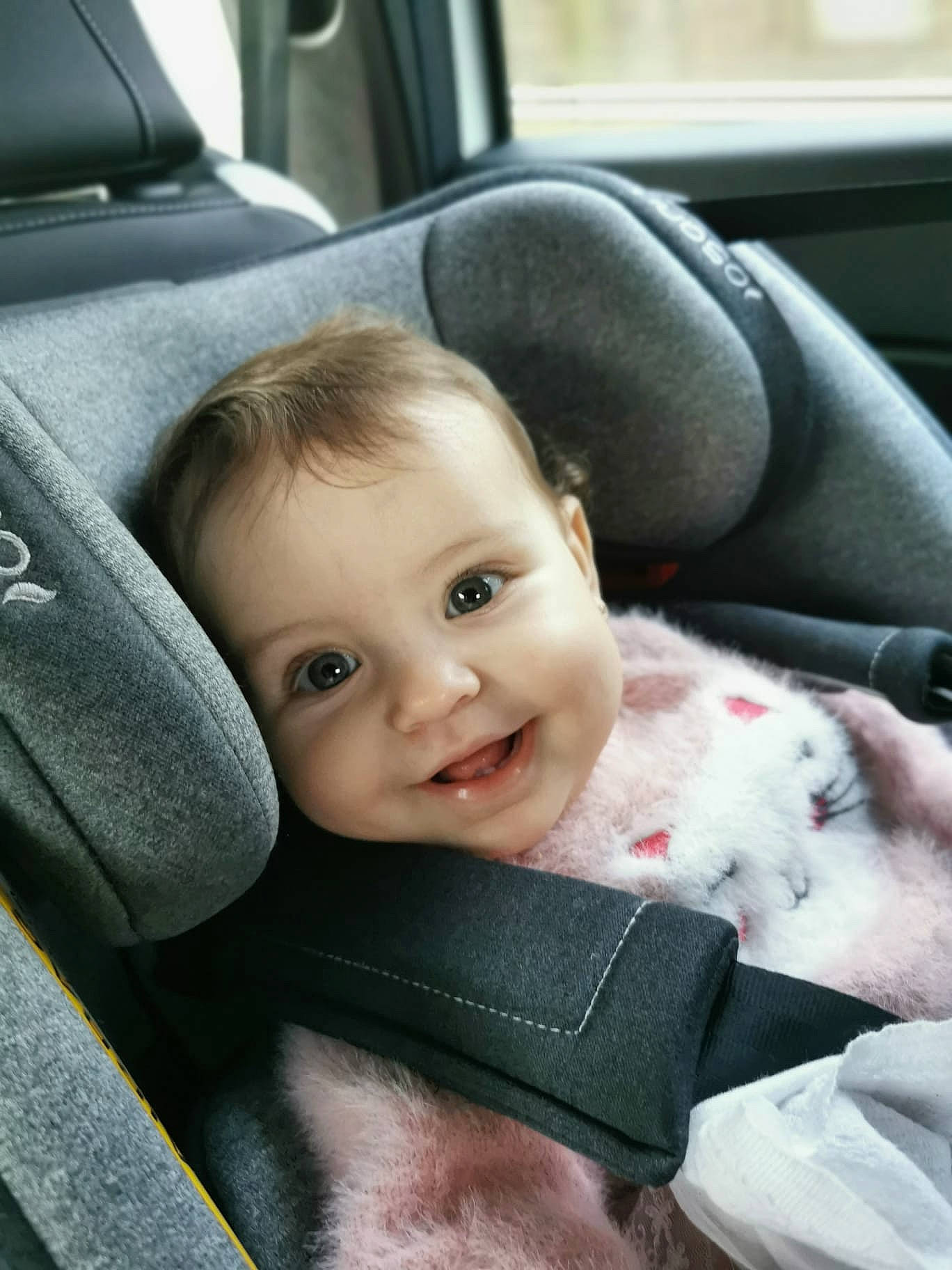 Laura a rejoint le concours — aidez-le/la à gagner de superbes lots ! auto_part, automotive_design, baby, black, car_seat, car_seat_cover, cheek, comfort, face, finger, happy, joy, mammal, motor_vehicle, person, skin, smile, steering_part, toddler, vehicle_door