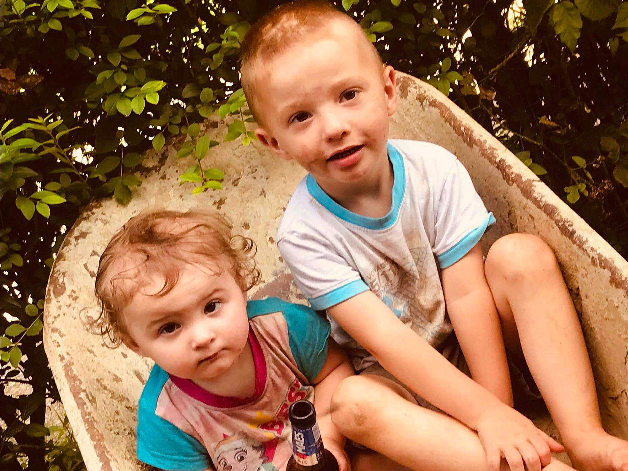 Lilly Moulin participe au concours pour gagner de l'argent avec cette photo : adaptation, face, facial_expression, fun, grass, hairstyle, happy, head, human, leaf, leg, leisure, nature, people_in_nature, person, photograph, skin, summer, t_shirt, toddler