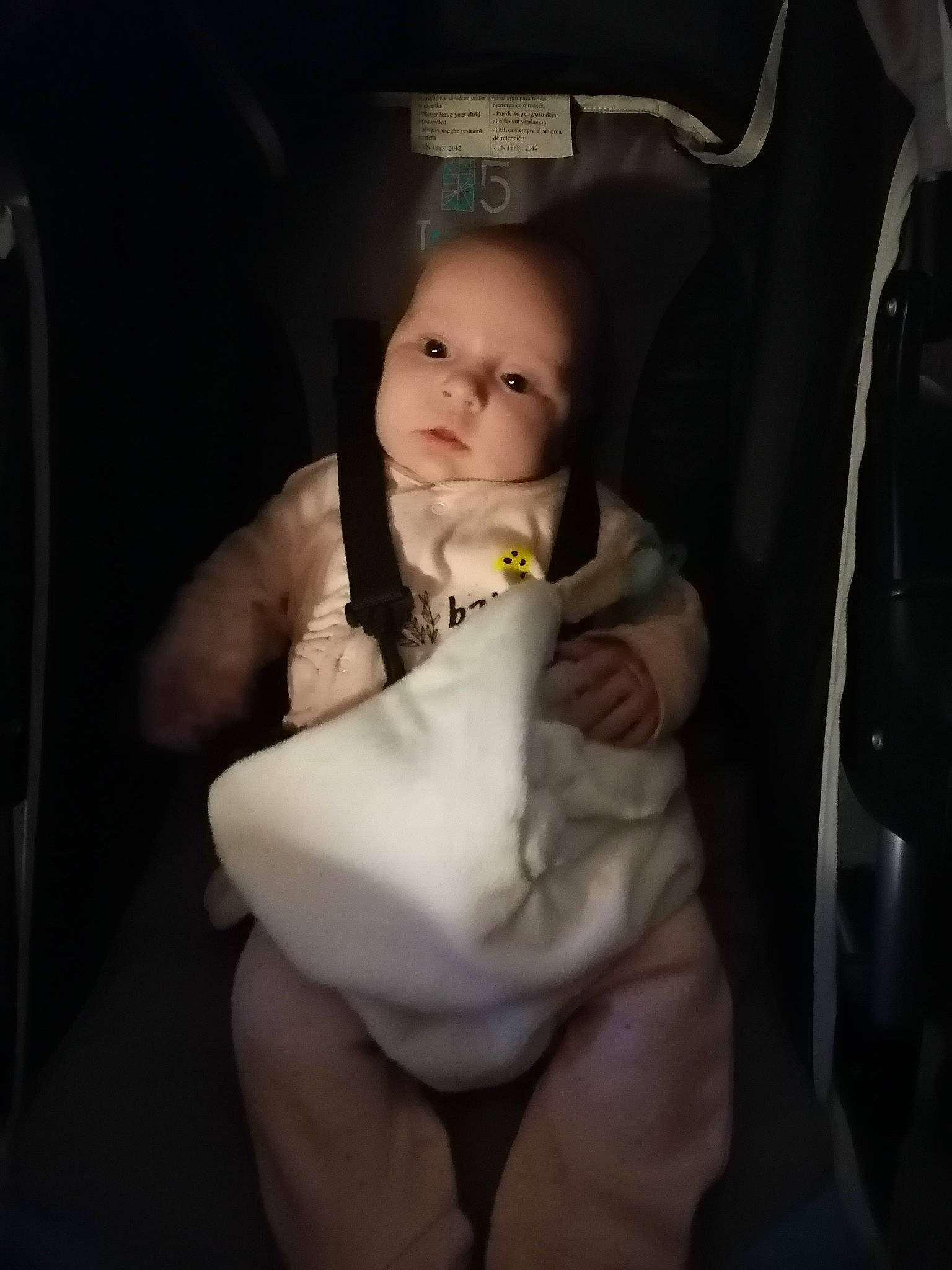 Clarysse a rejoint le concours — aidez-le/la à gagner de superbes lots ! baby, cheek, child, eye, finger, hand, joint, leg, nose, person, photography, sitting, skin, snapshot, toddler