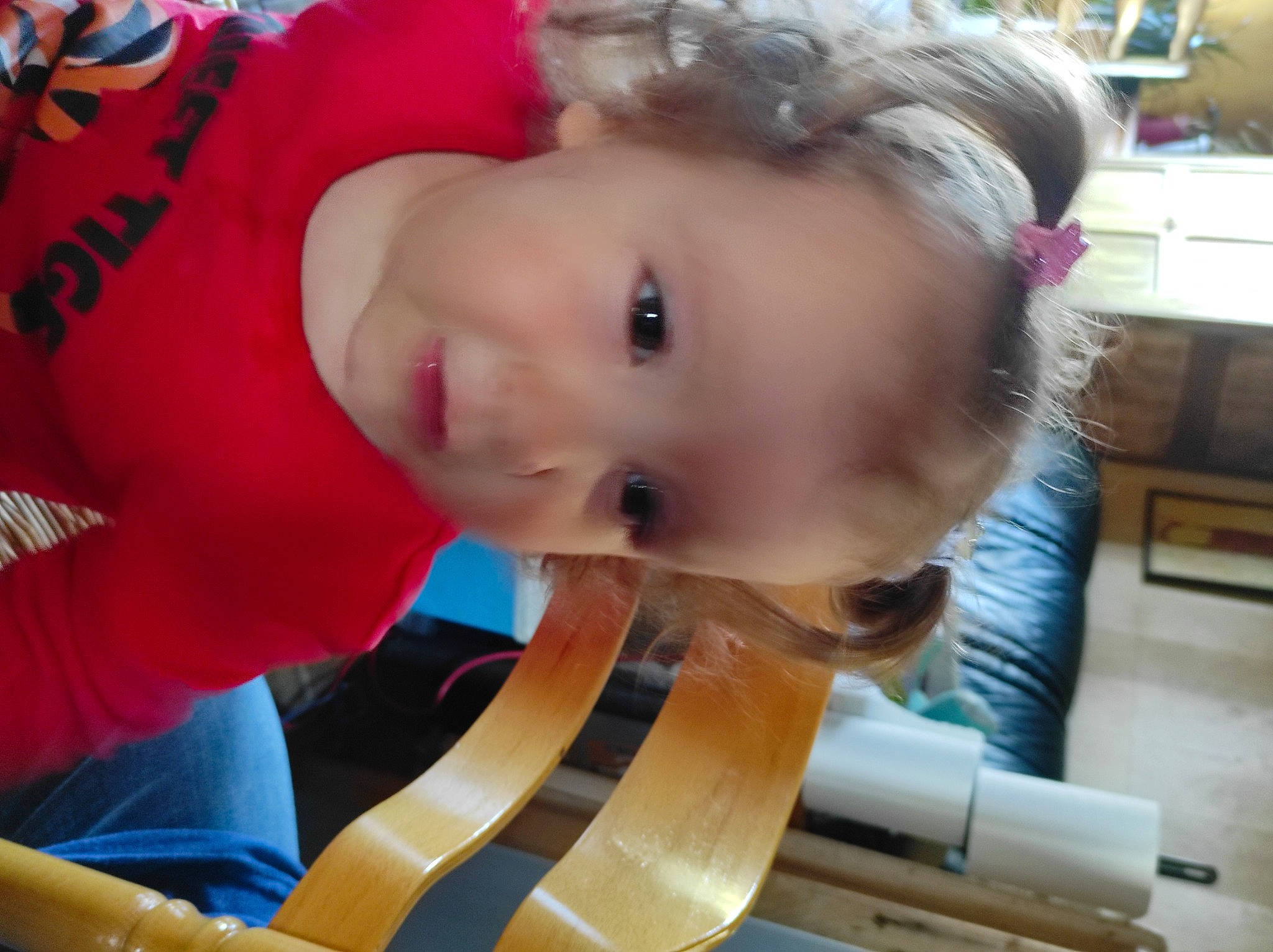 Clarysse a rejoint le concours — aidez-le/la à gagner de superbes lots ! baby, baby_products, baby_toddler_clothing, child, event, fun, happy, hat, leisure, mammal, musical_instrument, person, plucked_string_instruments, recreation, selfie, sitting, smile, string_instrument, toddler, vacation