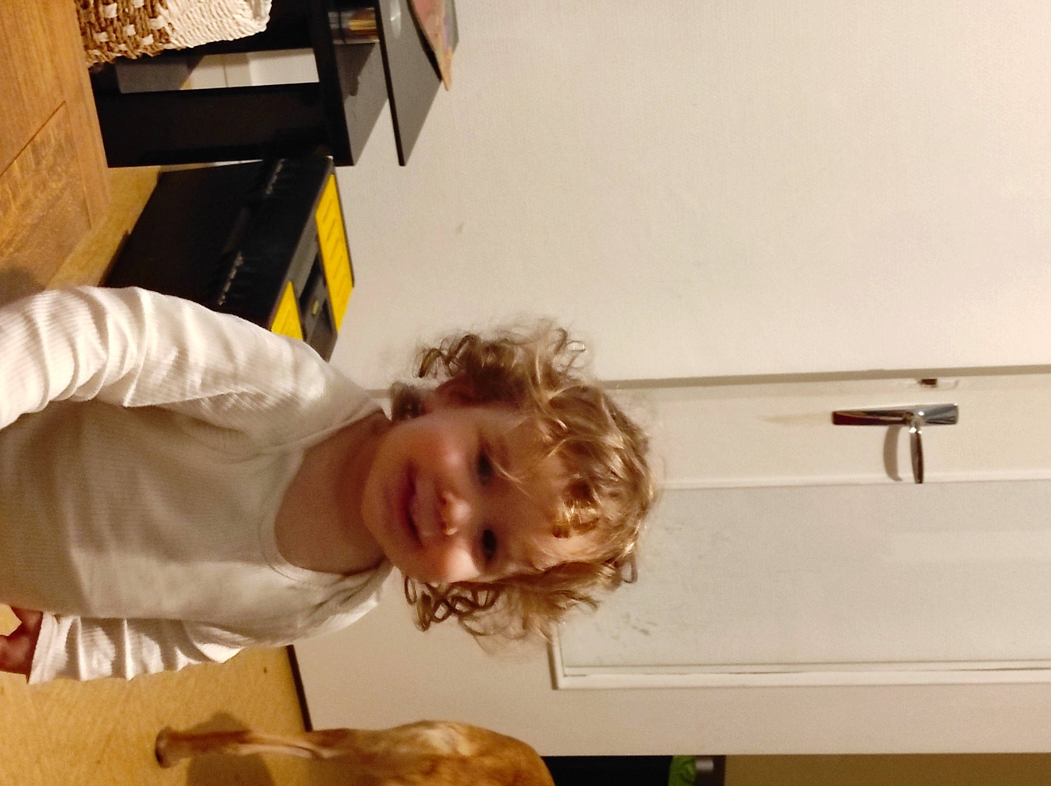 Clarysse a rejoint le concours — aidez-le/la à gagner de superbes lots ! ceiling, child, comfort, face, flooring, fun, happy, joy, person, room, sitting, smile, toddler, vacation, wood