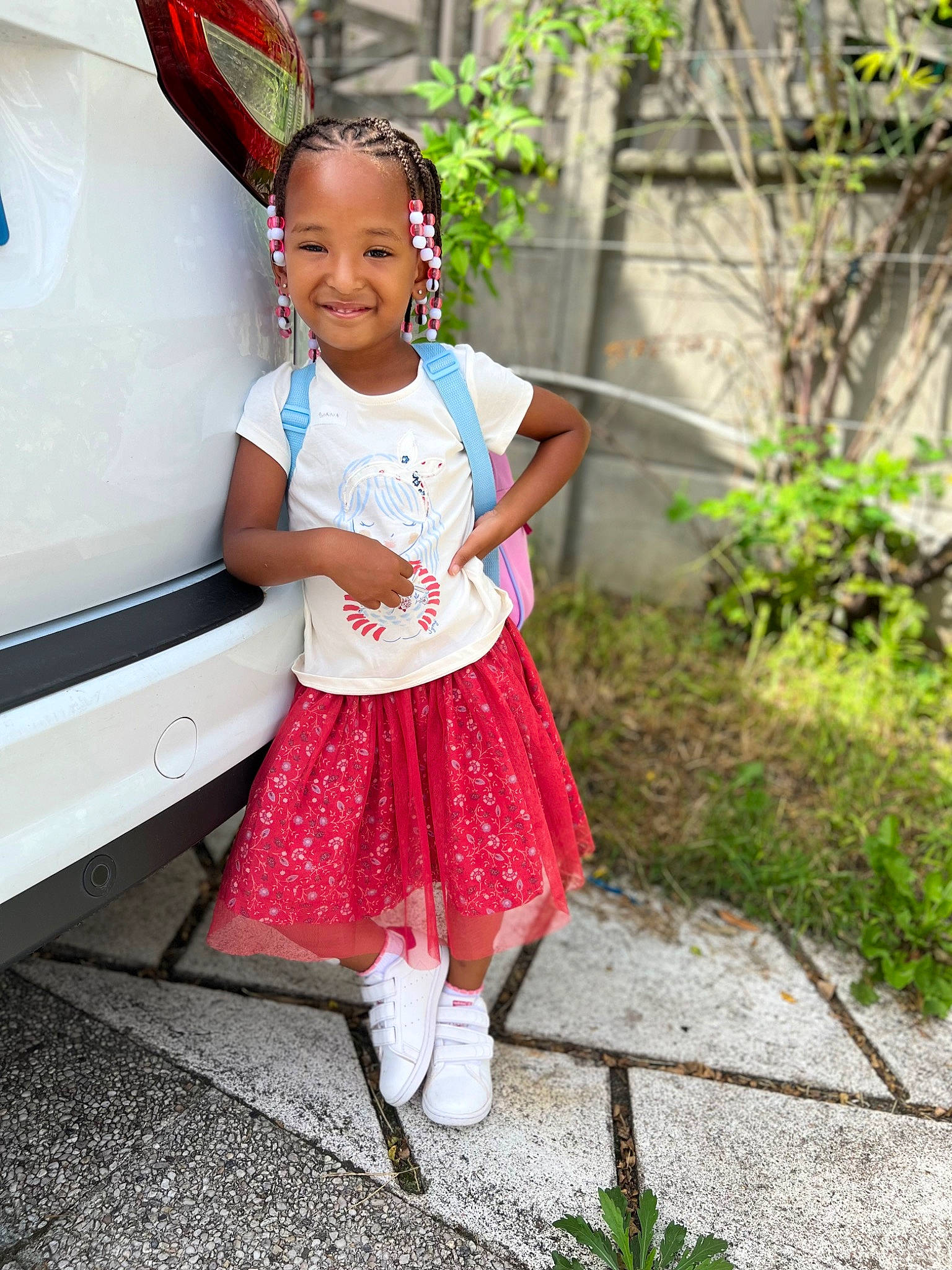 Siana participe au concours pour gagner de l'argent avec cette photo : automotive_exterior, automotive_lighting, automotive_tire, bumper, car, child, face, grass, happy, hat, joy, leisure, magenta, motor_vehicle, person, pink, plant, smile, t_shirt, tire
