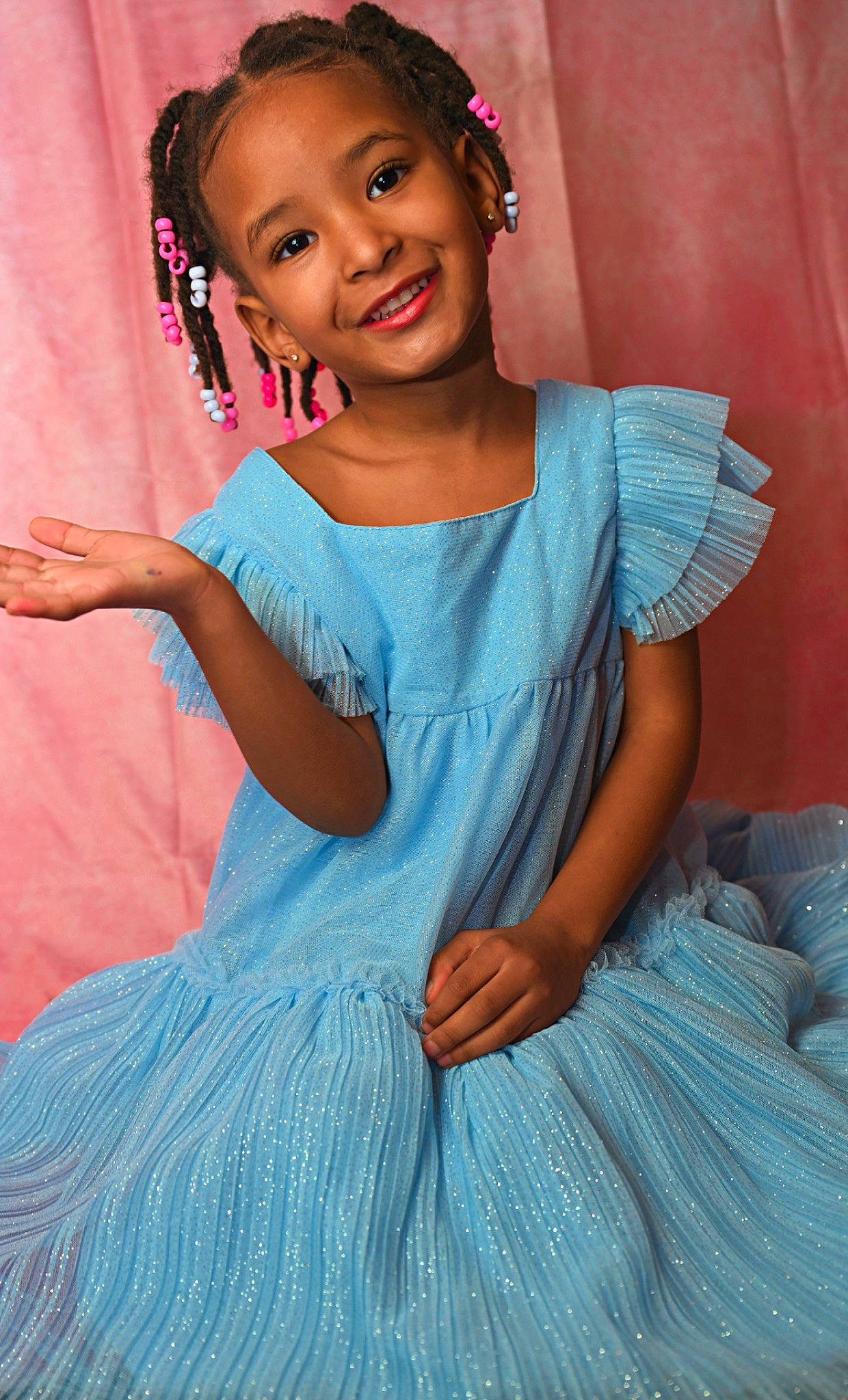 Siana a rejoint le concours — aidez-le/la à gagner de superbes lots ! arm, day_dress, dress, eye, facial_expression, flash_photography, hair, hairstyle, happy, head, human_body, joy, neck, one_piece_garment, organ, person, pink, shoulder, skin, sleeve