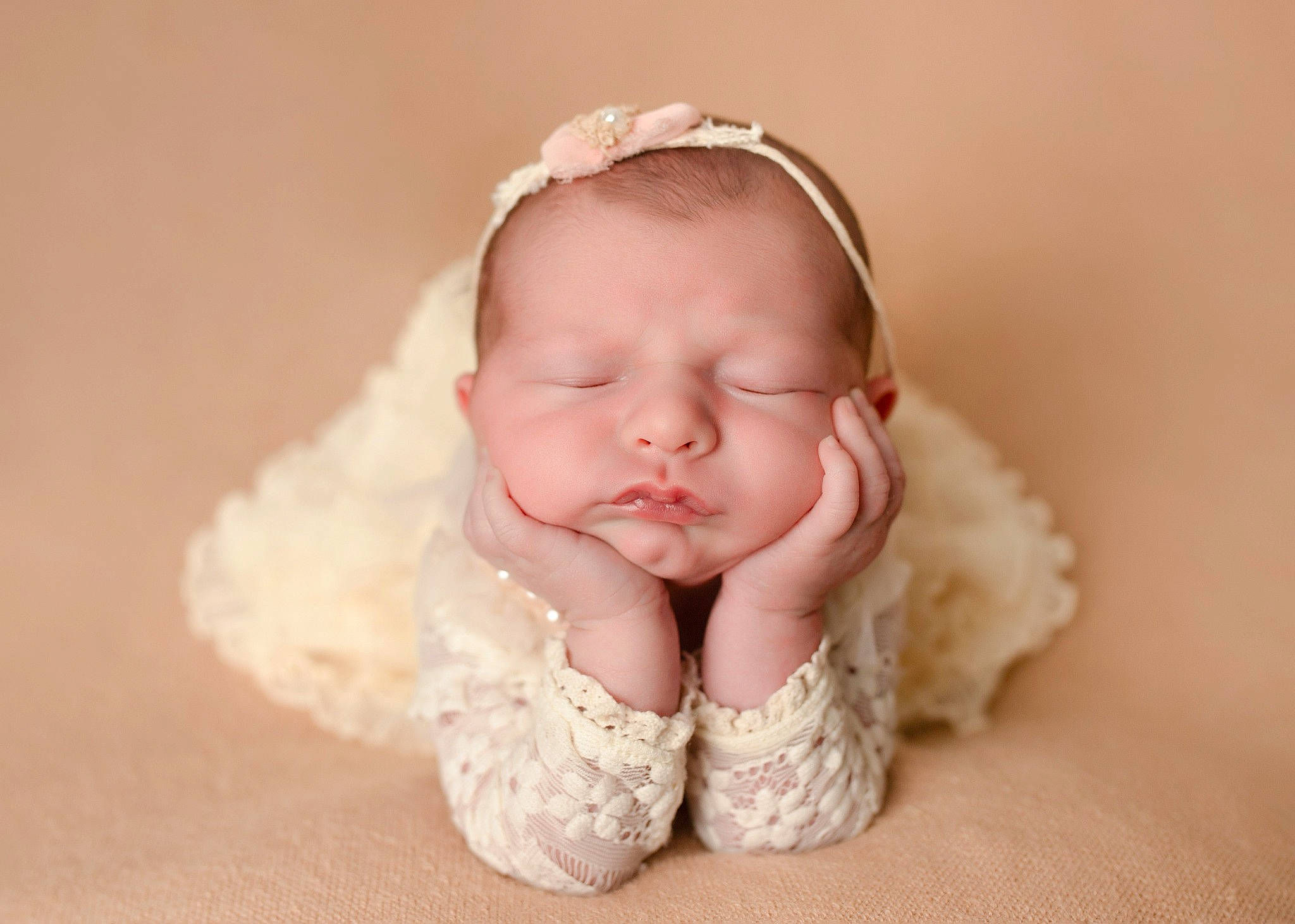 Amélia participe au concours pour gagner de l'argent avec cette photo : baby, baby_toddler_clothing, comfort, embellishment, eye, flash_photography, flooring, foot, fur, hair_accessory, happy, head, headband, headgear, headpiece, iris, linens, lip, person, petal