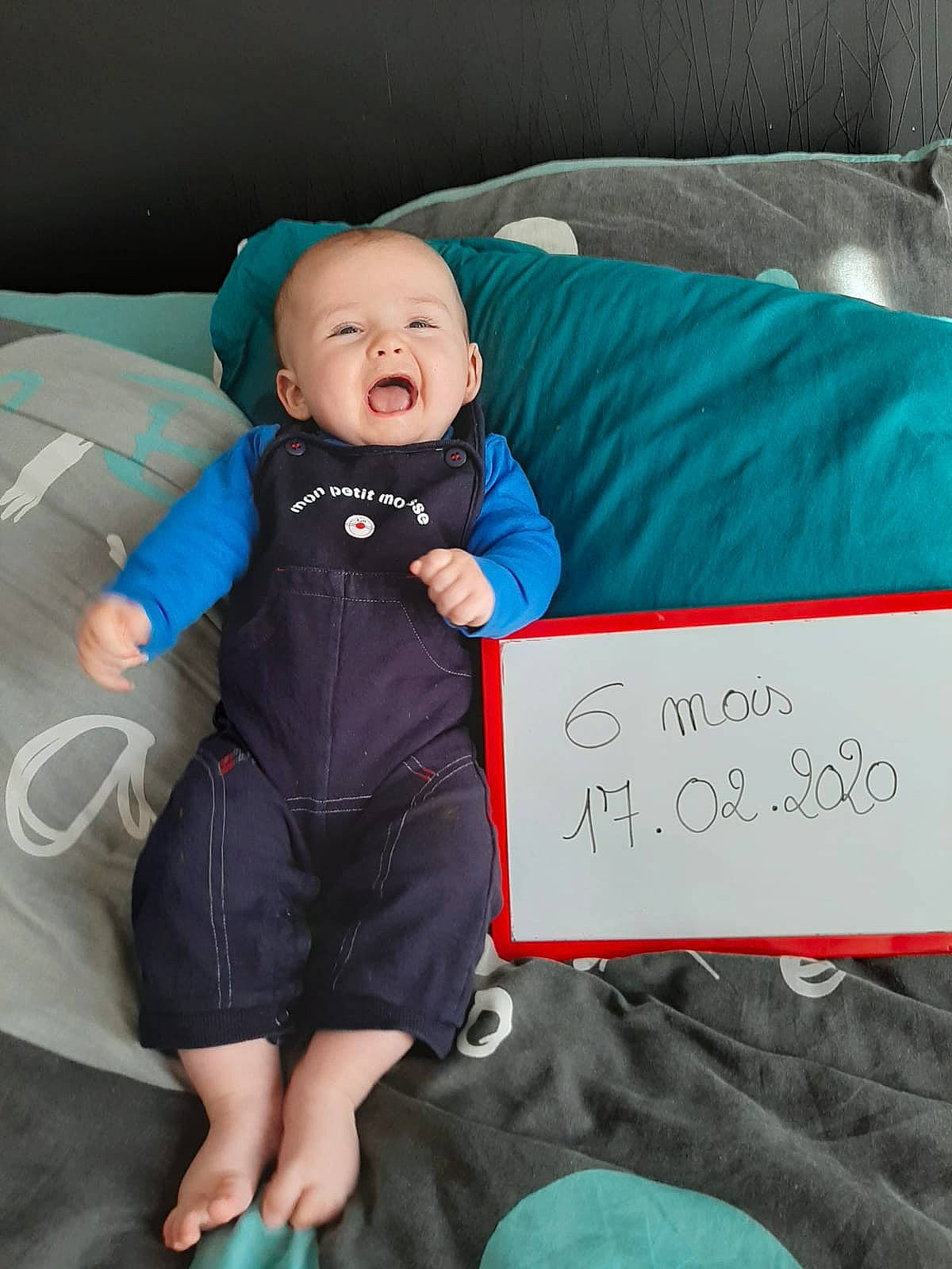 Hylian participe au concours pour gagner de l'argent avec cette photo : baby, baby_products, child, comfort, person, product, sitting, smile, toddler, turquoise