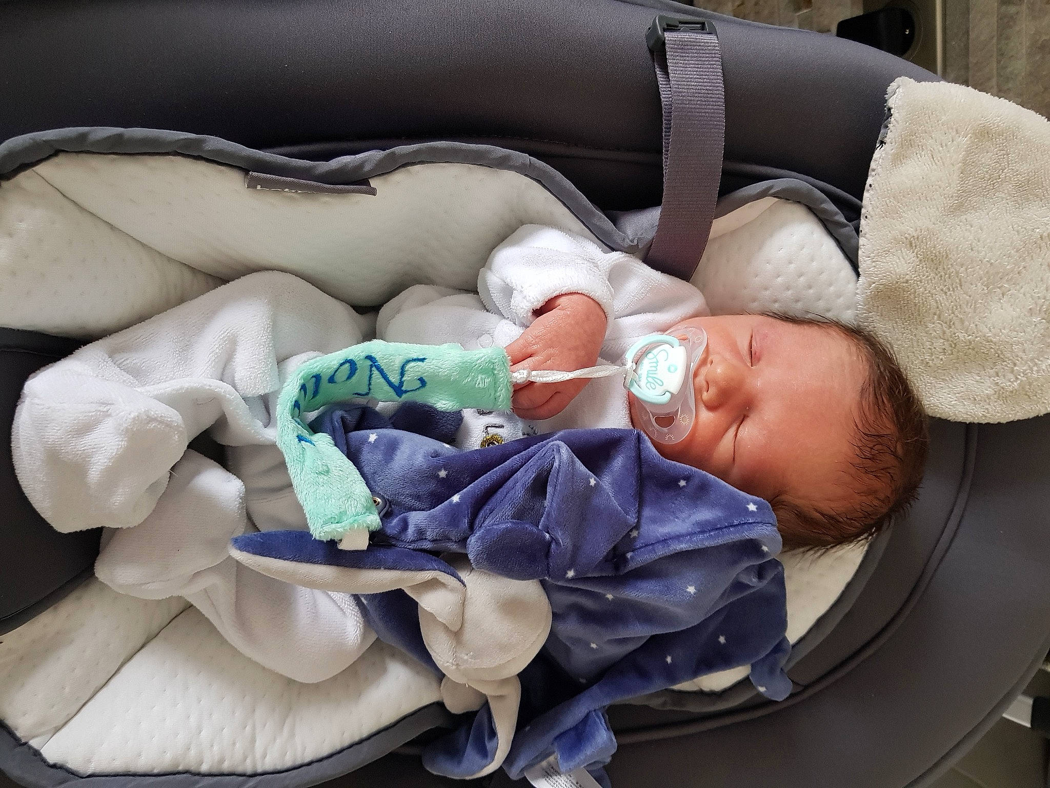 Nolan participe au concours pour gagner de l'argent avec cette photo : baby, baby_carriage, baby_products, baby_safety, baby_toddler_clothing, car_seat, child, comfort, fashion_accessory, finger, hand, headgear, linens, nail, nap, person, product, sitting, textile, tie