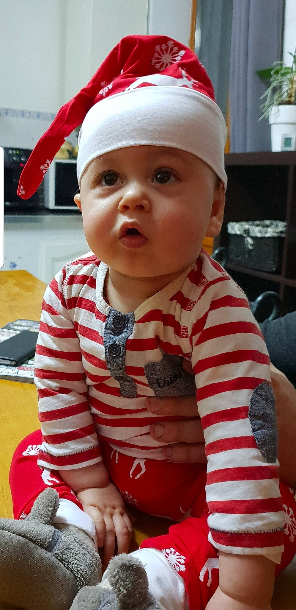 Flavio participe au concours pour gagner de l'argent avec cette photo : boy, cheek, child, christmas, fun, girl, headgear, headwear, holiday, infant, lap, person, product, red, santa_claus, skin, smile, toddler