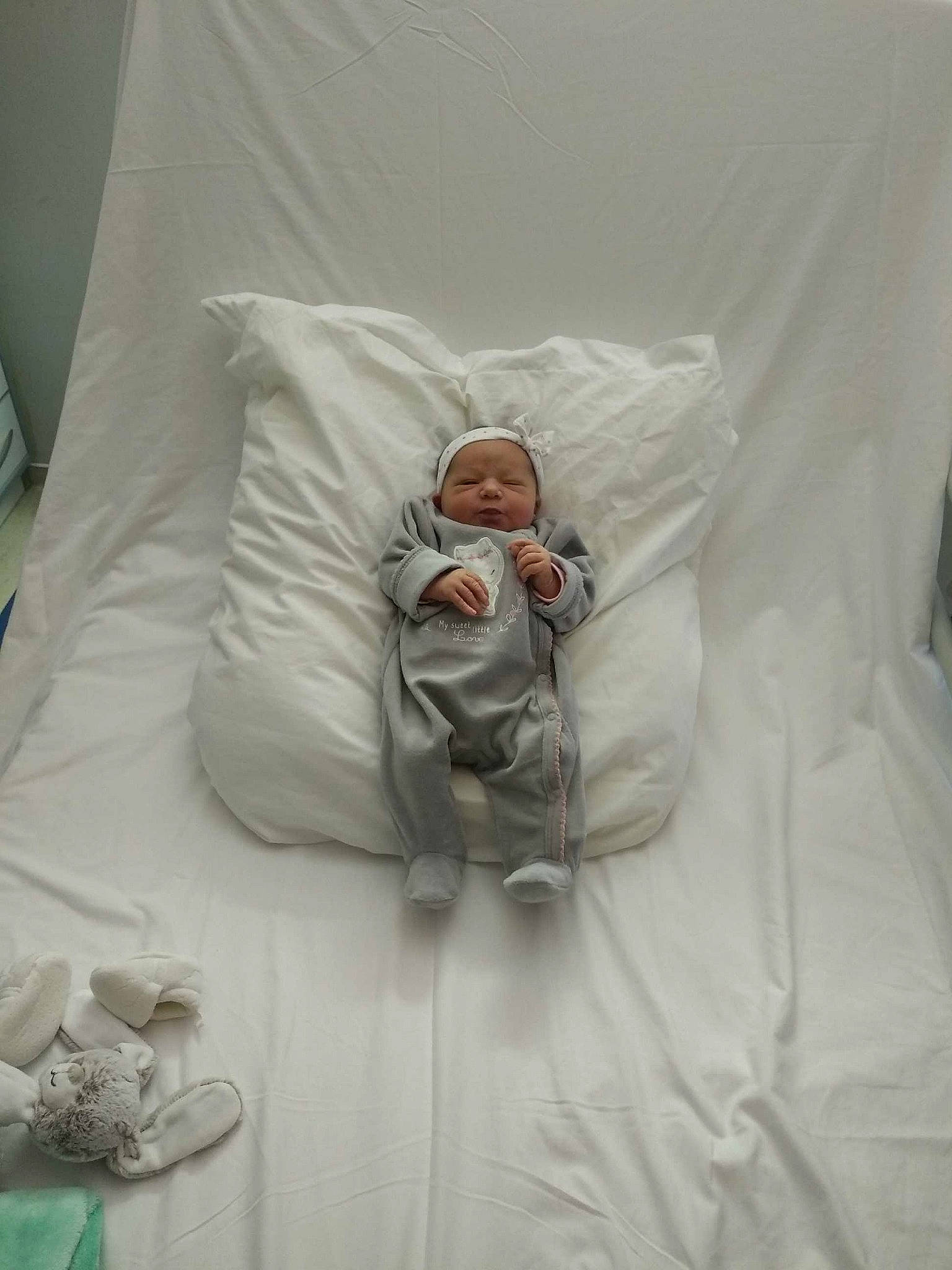 Ashley a rejoint le concours — aidez-le/la à gagner de superbes lots ! baby, bed, bed_sheet, bedding, child, comfort, furniture, linens, person, room, sleep, textile