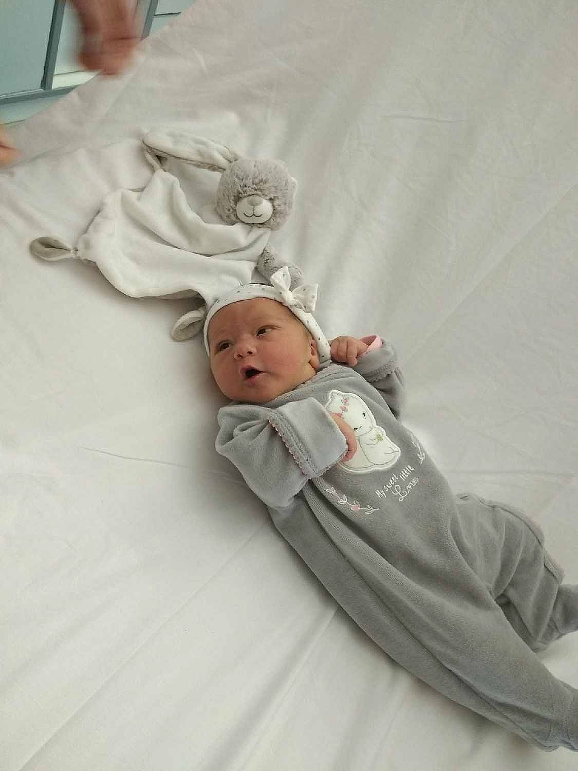 Ashley a rejoint le concours — aidez-le/la à gagner de superbes lots ! baby, birth, child, comfort, person, toddler