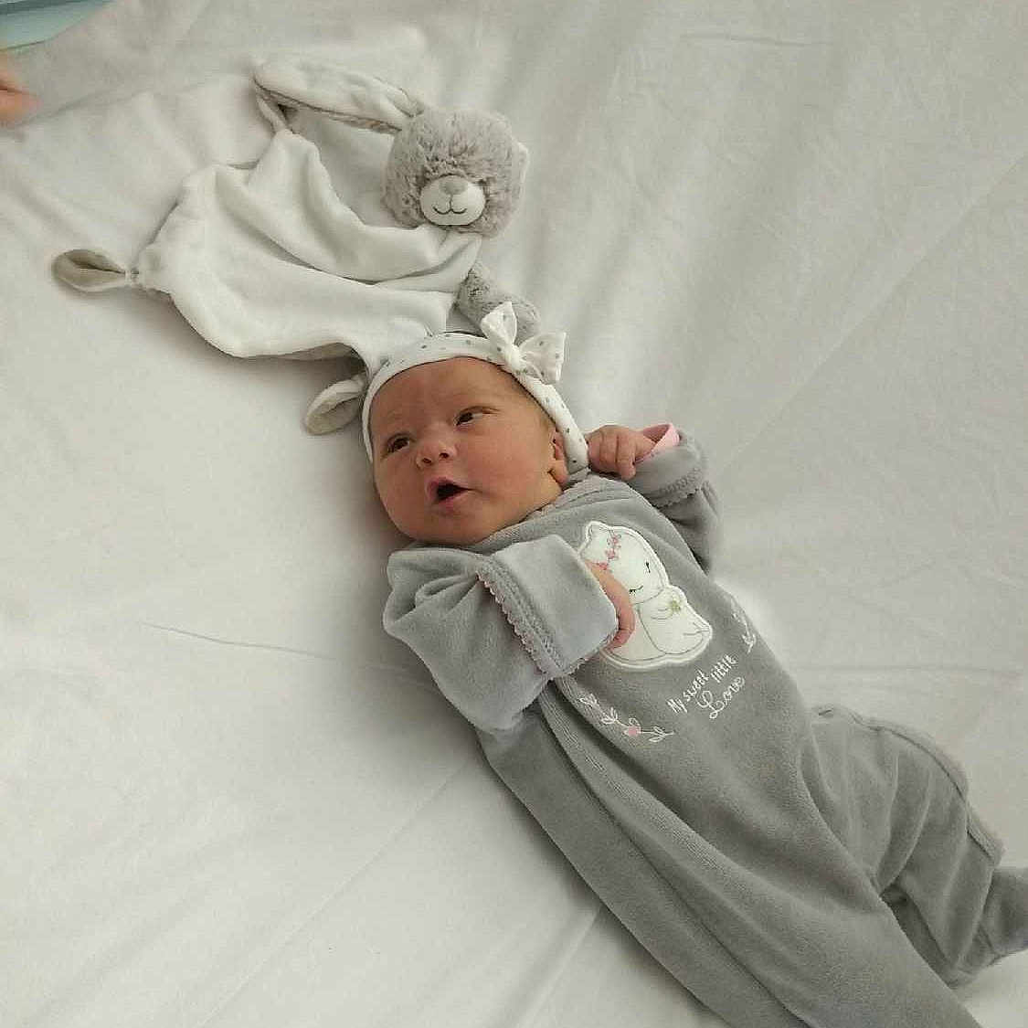 Ashley a rejoint le concours — aidez-le/la à gagner de superbes lots ! baby, birth, child, comfort, person, toddler