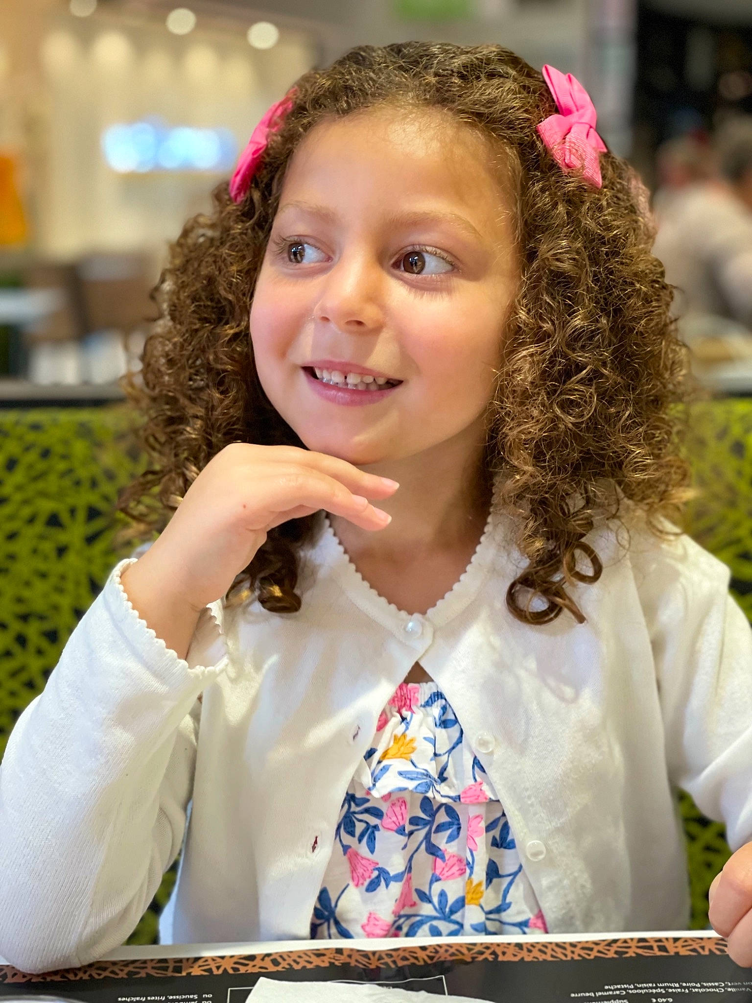 Janelle a rejoint le concours — aidez-le/la à gagner de superbes lots ! audio_equipment, bracelet, brown_hair, child, event, face, fashion_accessory, fun, hairstyle, happy, headband, jewellery, joy, leisure, necklace, person, public_event, recreation, smile, toddler