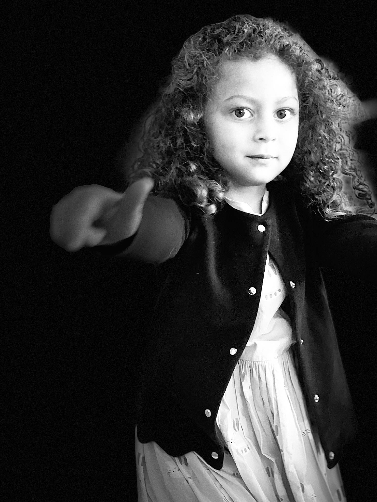 Janelle a rejoint le concours — aidez-le/la à gagner de superbes lots ! audio_equipment, black_and_white, black_hair, darkness, entertainment, event, fashion_design, fashion_model, flash_photography, formal_wear, gesture, jheri_curl, lip, long_hair, monochrome, monochrome_photography, music_artist, person, sleeve, style