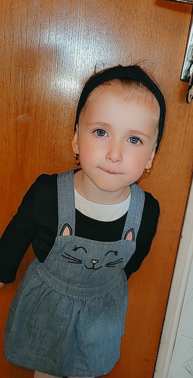 Luna participe au concours pour gagner de l'argent avec cette photo : arm, baby_toddler_clothing, cheek, chin, clothing, eye, eyebrow, eyelash, face, forehead, hair, head, human_body, iris, lip, neck, nose, person, skin, sleeve