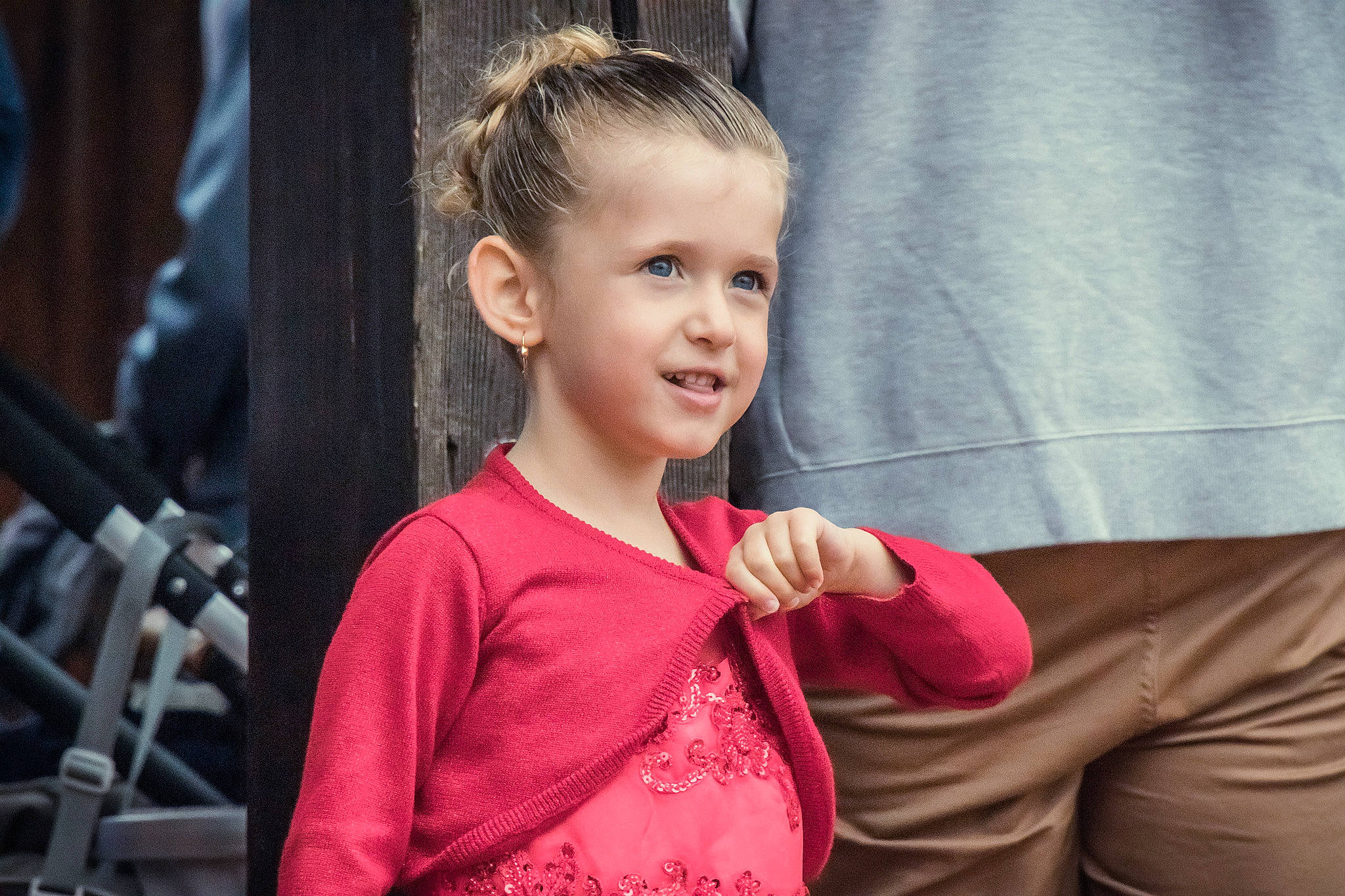 Luna a rejoint le concours — aidez-le/la à gagner de superbes lots ! cheek, child, chin, event, flash_photography, formal_wear, fun, gesture, happy, joy, leisure, magenta, neck, person, shoulder, sitting, skin, sleeve, smile, t_shirt