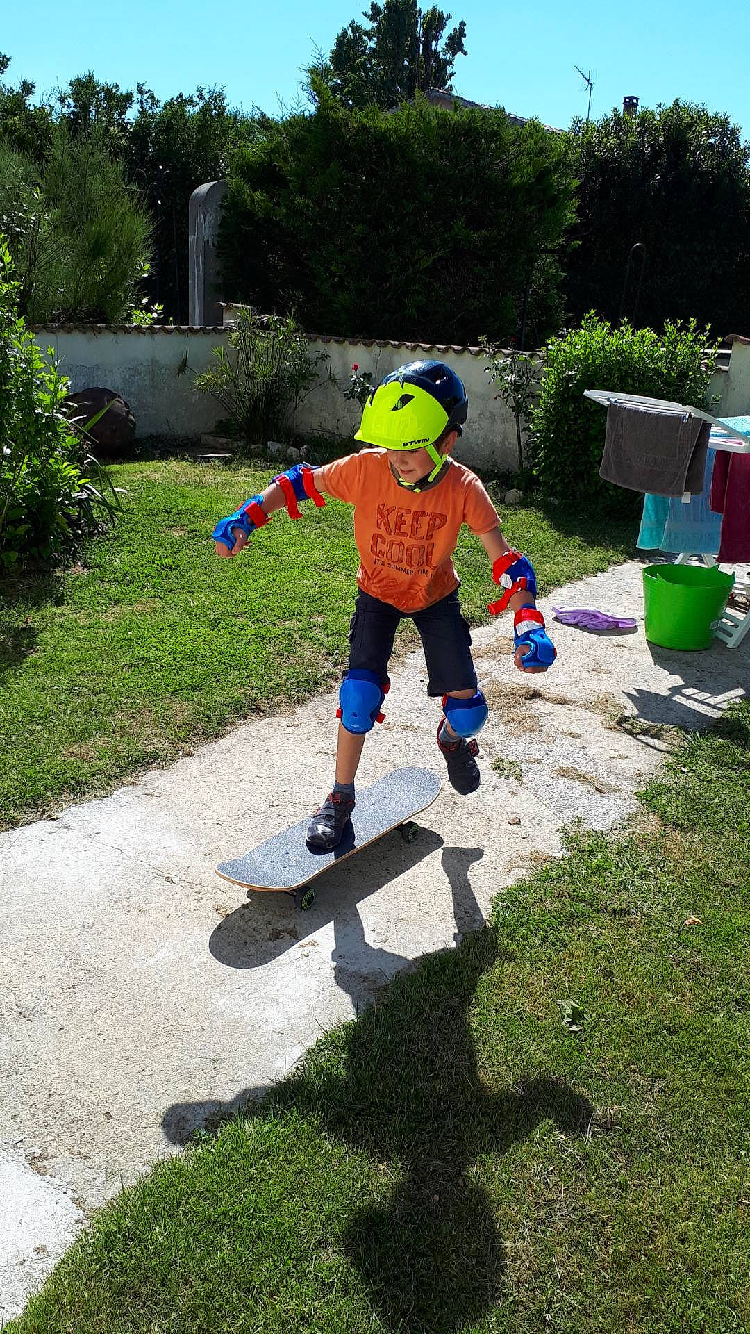 Loïc participe au concours pour gagner de l'argent avec cette photo : costume, grass, headwear, person, play, recreation