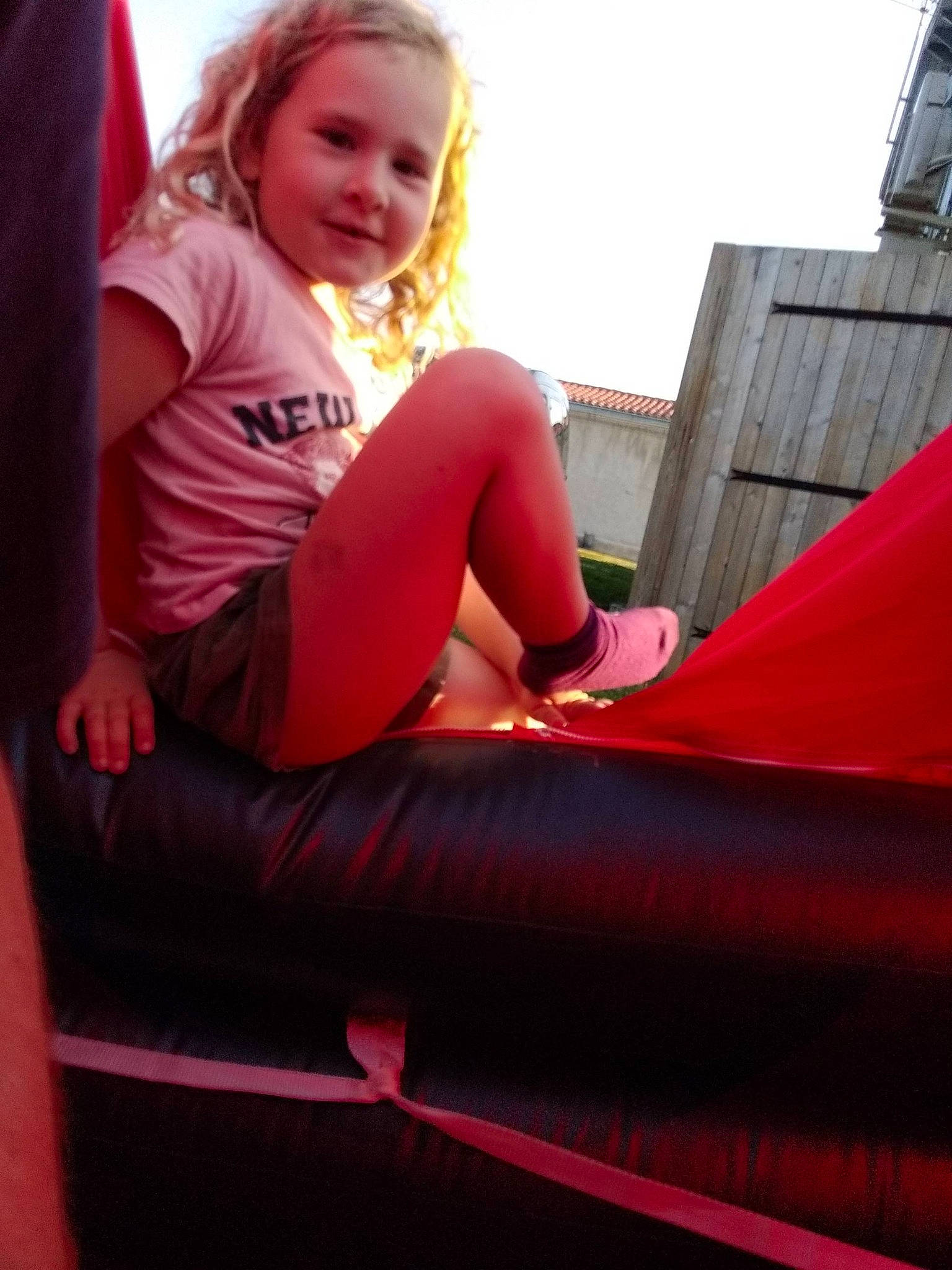 Maëline participe au concours pour gagner de l'argent avec cette photo : blond, bounce_house, child, fun, games, inflatable, leisure, magenta, outdoor_play_equipment, person, pink, play, playground, playground_slide, recreation, red, smile, vacation