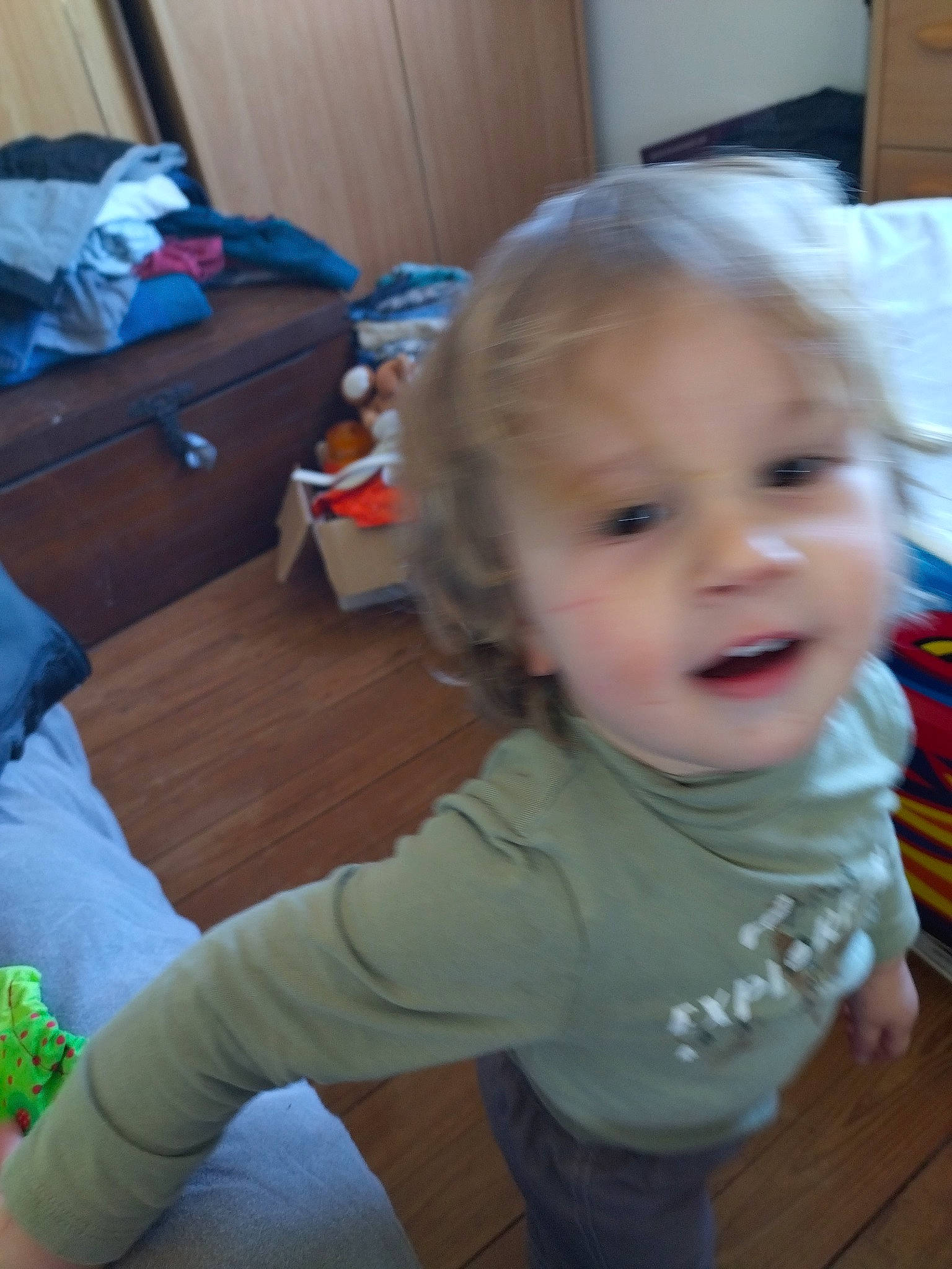 Lilouan a rejoint le concours — aidez-le/la à gagner de superbes lots ! baby, baby_toddler_clothing, chair, cheek, child, chin, comfort, flooring, fun, human_body, iris, luggage_and_bags, mouth, nose, person, skin, sleeve, smile, toddler, white