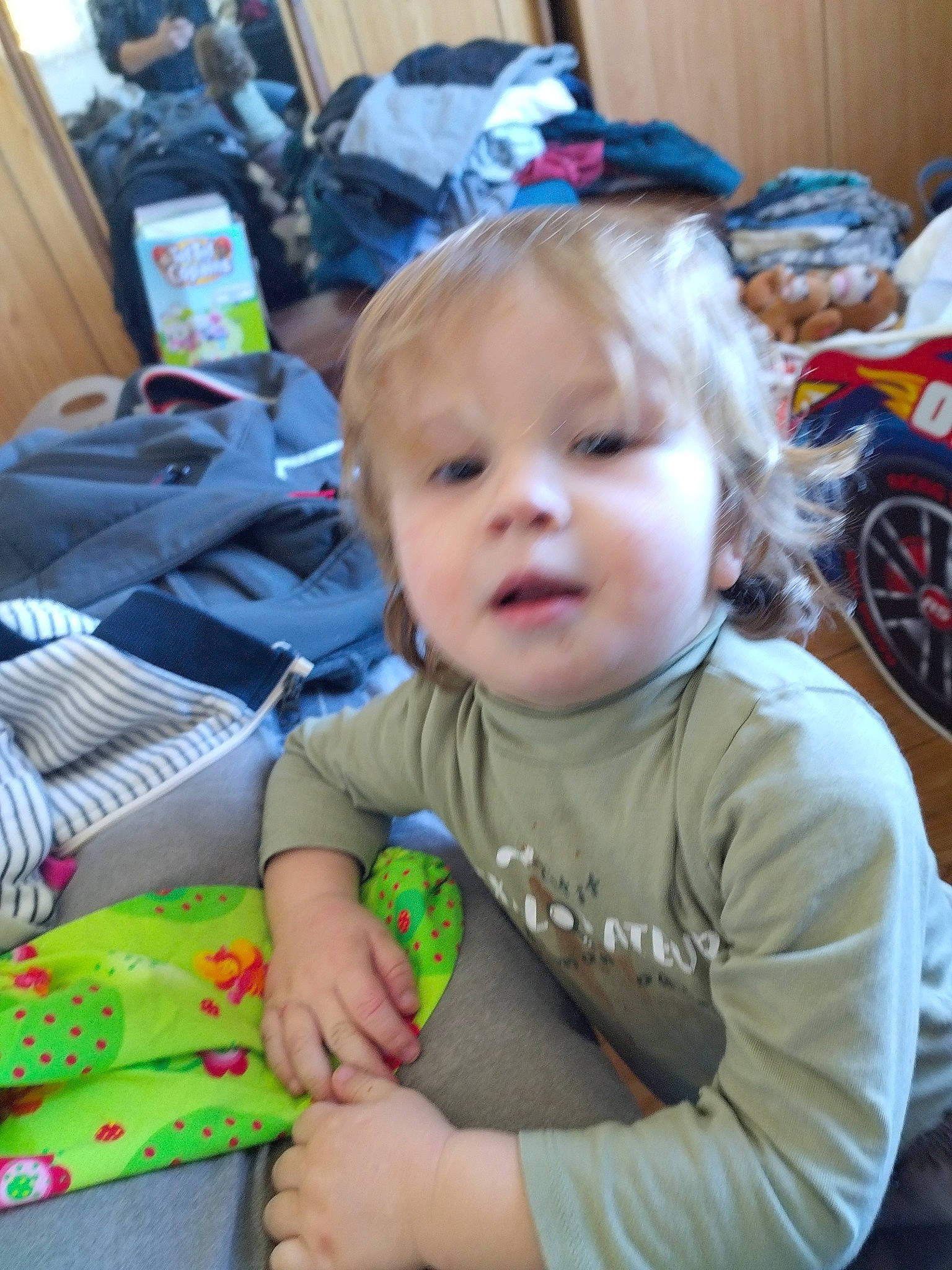 Lilouan participe au concours pour gagner de l'argent avec cette photo : baby, baby_toddler_clothing, bag, cheek, child, event, fun, green, happy, holiday, linens, person, play, room, sitting, skin, t_shirt, tire, toddler, tree