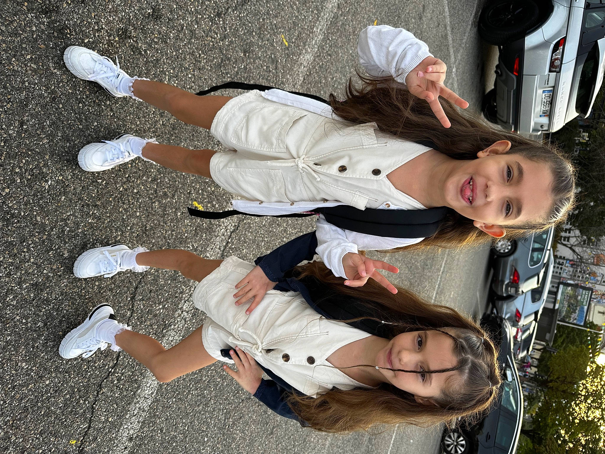 Era Aroma a rejoint le concours — aidez-le/la à gagner de superbes lots ! automotive_exterior, automotive_lighting, car, family_car, foot, fun, human_leg, joy, knee, light, motor_vehicle, person, shoe, smile, sneakers, thigh, tire, tree, vehicle, vehicle_door