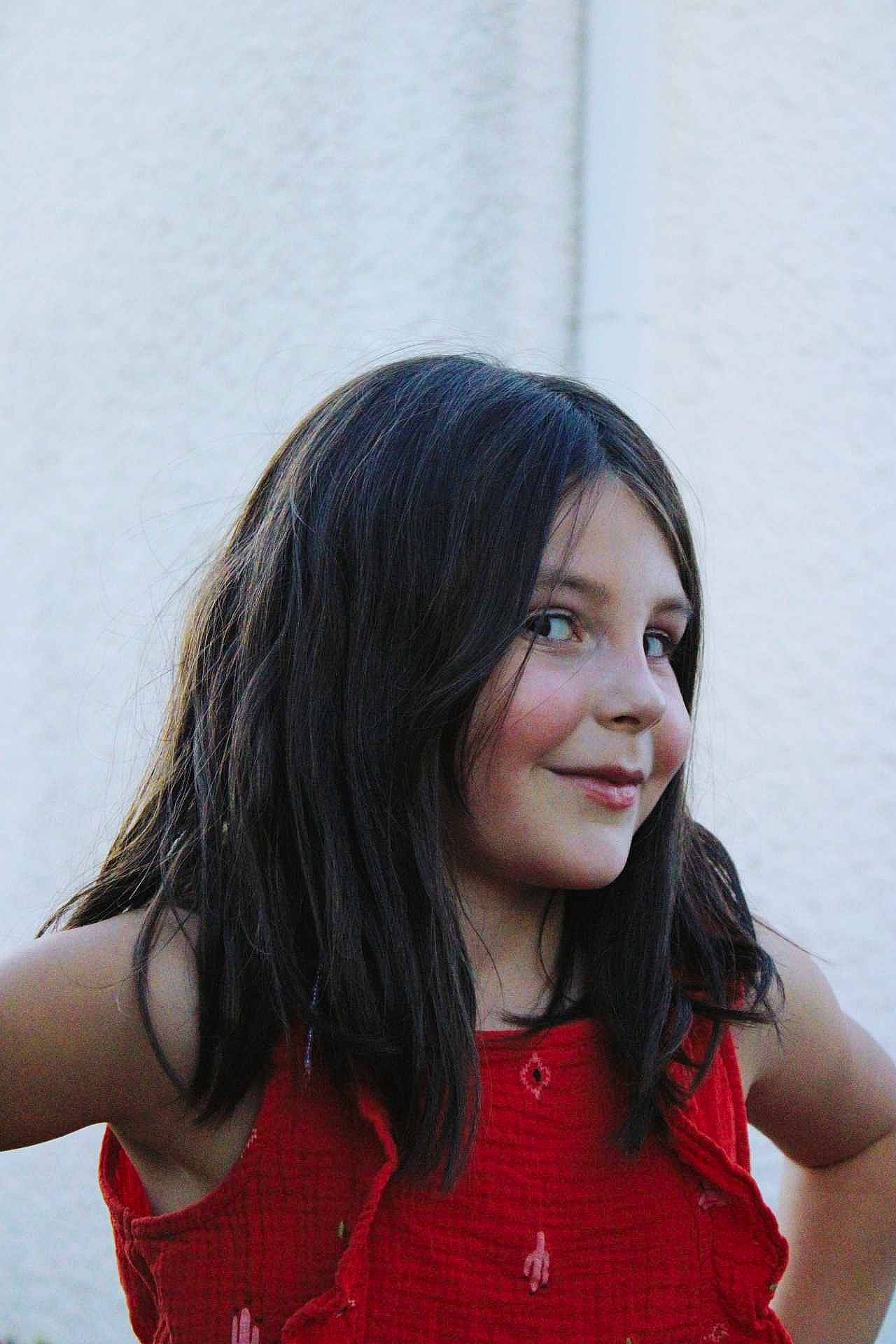 Ambre participe au concours pour gagner de l'argent avec cette photo : black_hair, brown_hair, cheek, chin, eyebrow, face, flash_photography, fun, gesture, happy, joy, layered_hair, lip, long_hair, mouth, neck, nose, person, shoulder, skin