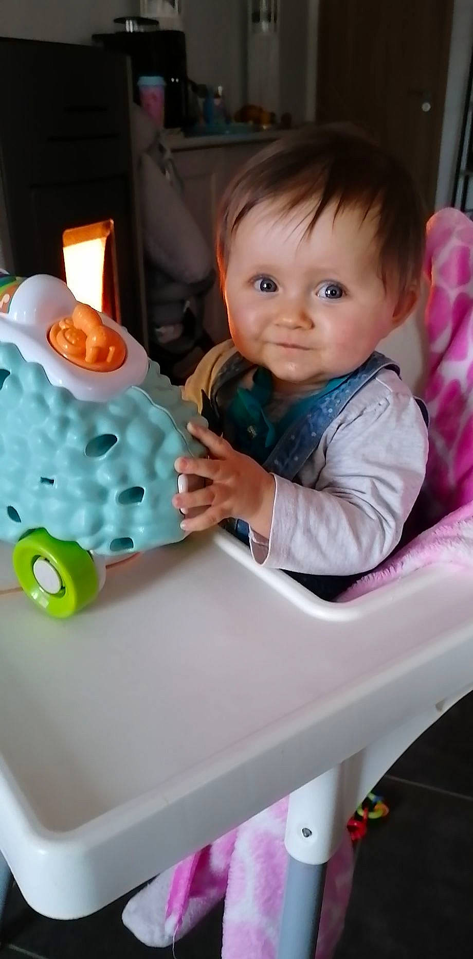 Alice participe au concours pour gagner de l'argent avec cette photo : baby, baby_products, baby_toddler_clothing, buttercream, cake, cake_decorating, cake_decorating_supply, child, comfort, fun, icing, person, pink, play, product, sitting, smile, sugar_cake, sugar_paste, t_shirt