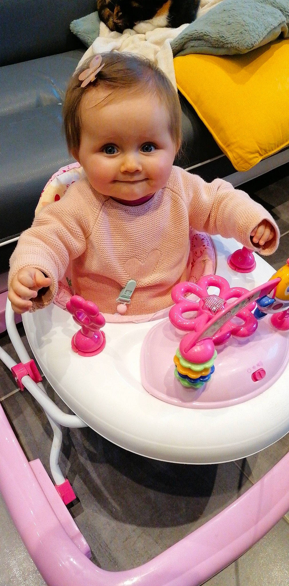 Alice a rejoint le concours — aidez-le/la à gagner de superbes lots ! baby, baby_playing_with_toys, baby_products, baby_toddler_clothing, beauty, chair, cheek, child, finger, fun, happy, head, mouth, nail, person, pink, play, skin, smile, toddler