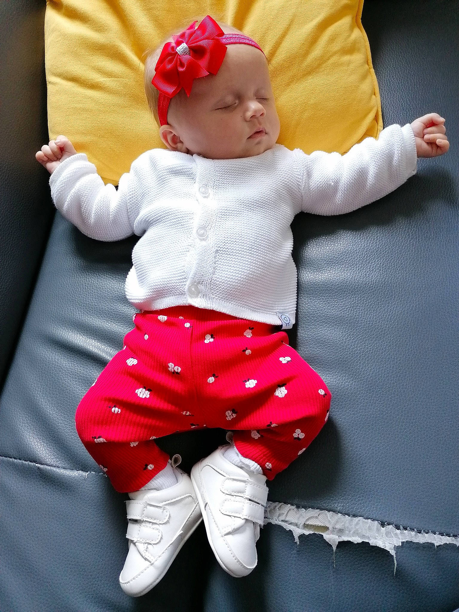 Alice participe au concours pour gagner de l'argent avec cette photo : baby, baby_toddler_clothing, comfort, eye, gesture, happy, hat, headgear, headwear, human, human_body, knee, person, pink, red, sleeve, sportswear, t_shirt, thigh, toddler