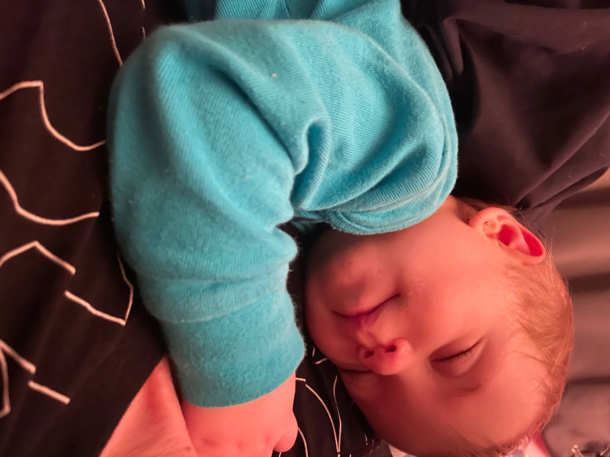 Sarah-jeanne a rejoint le concours — aidez-le/la à gagner de superbes lots ! arm, comfort, cool, elbow, eyelash, face, finger, gesture, hairstyle, hand, happy, head, human, human_body, mouth, neck, person, shoulder, sleeve, smile