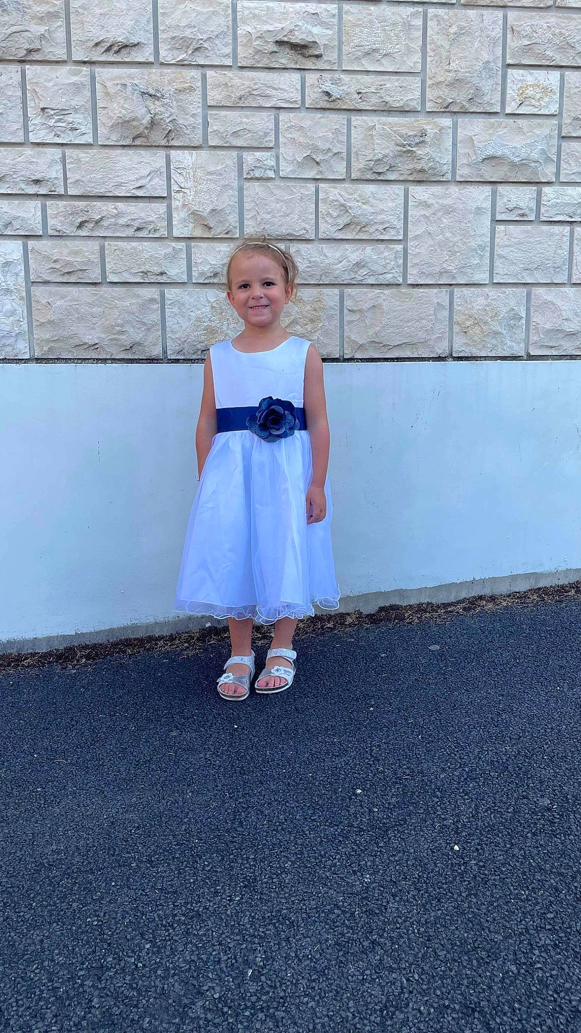 Mia a rejoint le concours — aidez-le/la à gagner de superbes lots ! asphalt, azure, blond, blue, day_dress, dress, electric_blue, fashion_design, formal_wear, human_leg, joy, one_piece_garment, pattern, person, road_surface, sitting, standing, street_fashion, toddler, vintage_clothing