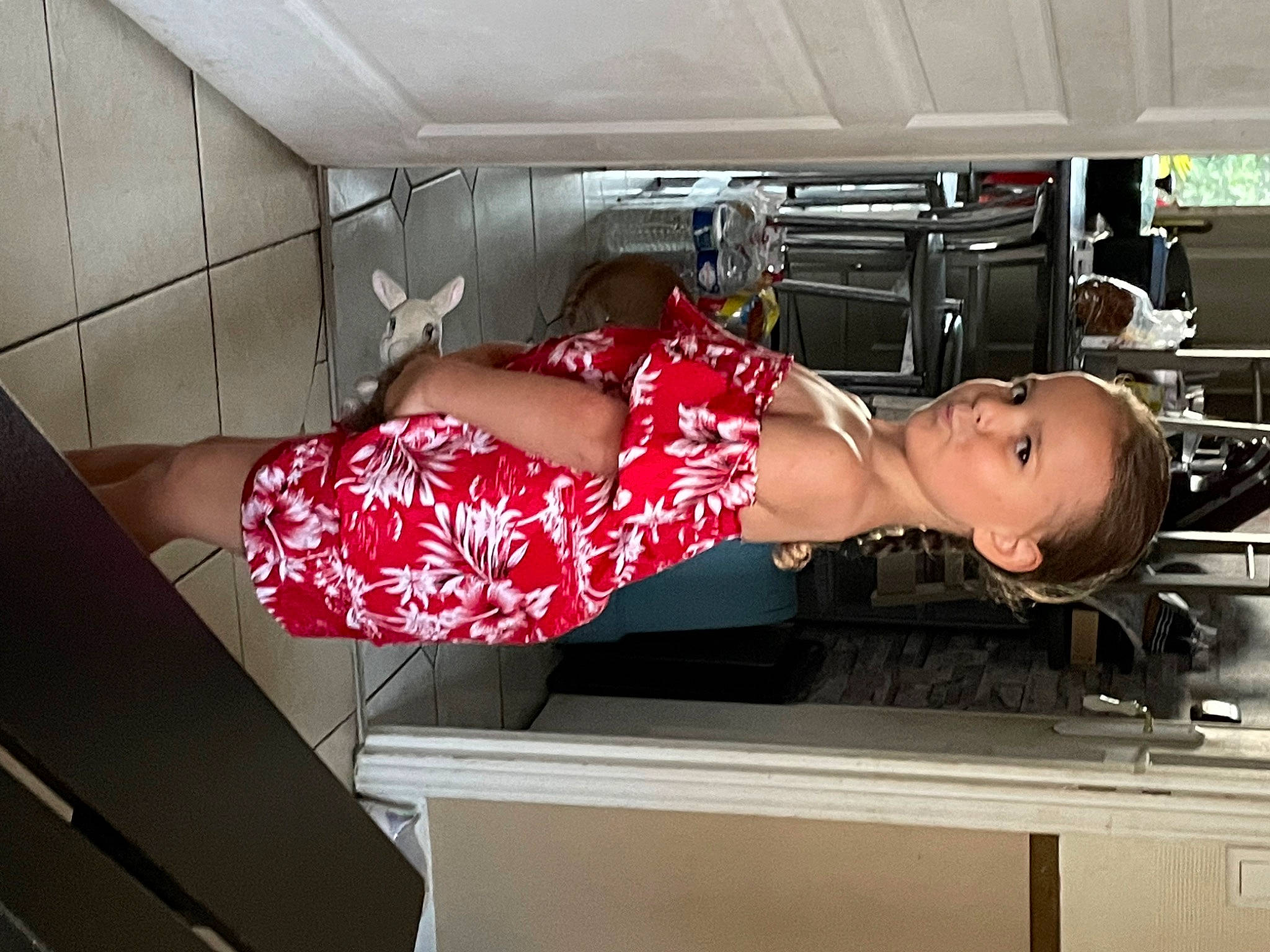 Mia participe au concours pour gagner de l'argent avec cette photo : auto_part, automotive_design, automotive_exterior, boot, bumper, chest, comfort, dress, elbow, flesh, fun, human_leg, machine, magenta, motor_vehicle, person, personal_protective_equipment, room, sandal, swimwear