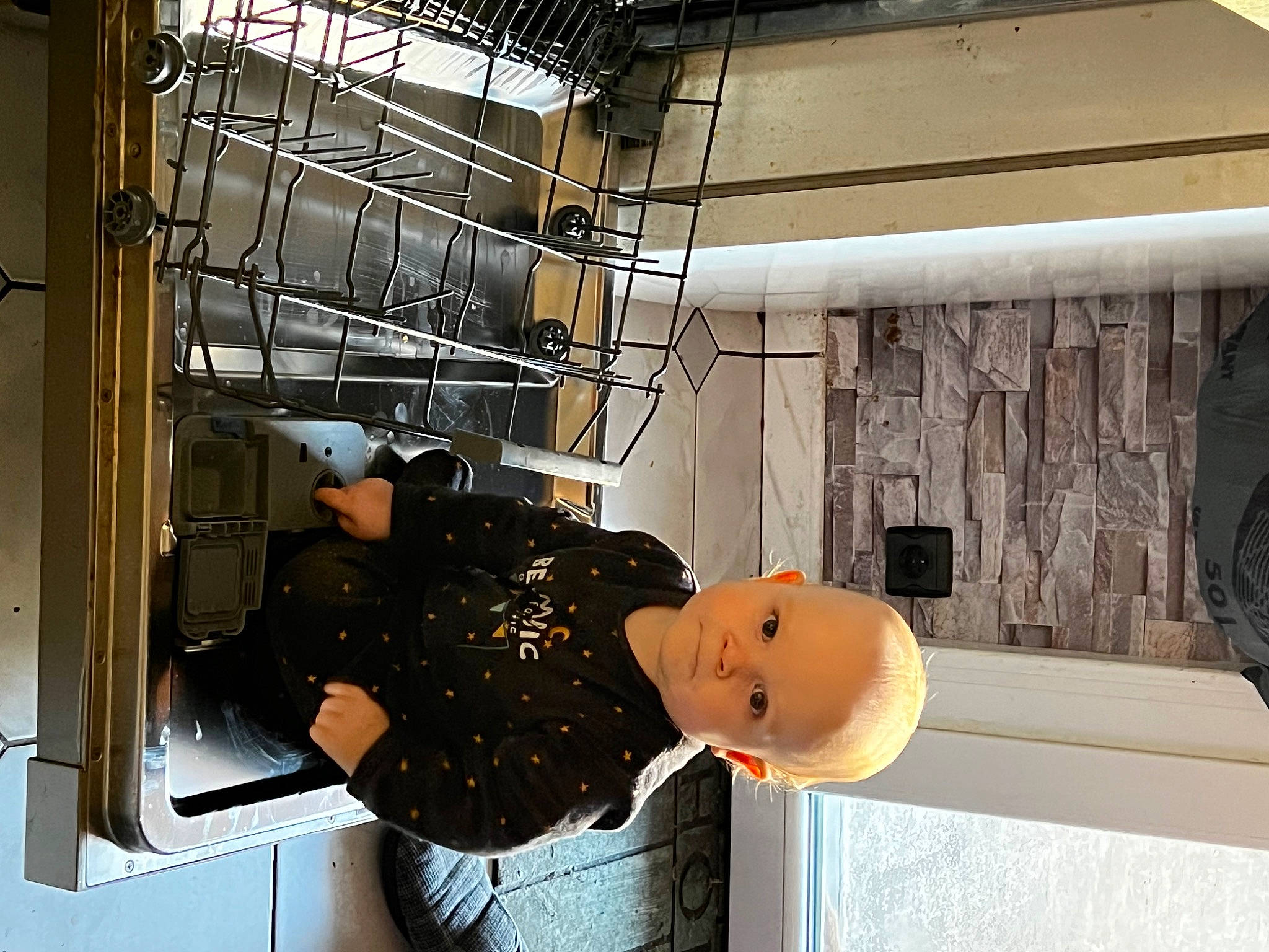 Gabin a rejoint le concours — aidez-le/la à gagner de superbes lots ! art, composite_material, engineering, hat, machine, metal, person, room, wood