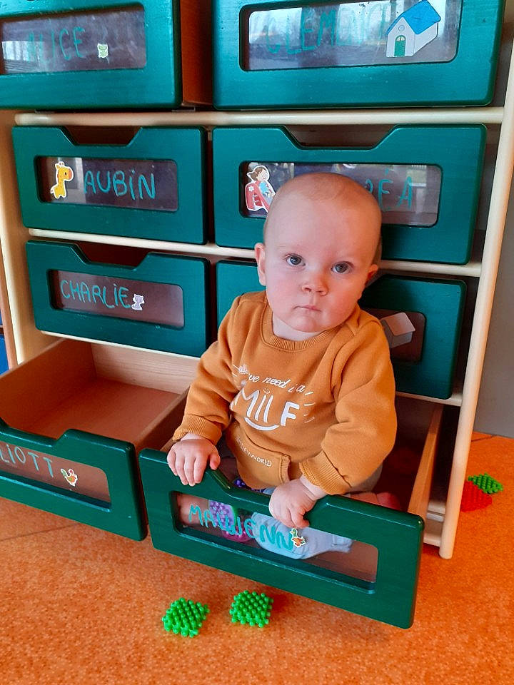 Gabin participe au concours pour gagner de l'argent avec cette photo : baby, baby_toddler_clothing, blue, box, cabinetry, chair, child, drawer, flooring, furniture, machine, mammal, orange, person, play, product, shelf, shelving, toddler, toy
