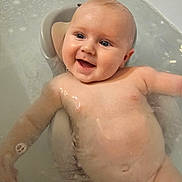 Noam a rejoint le concours — aidez-le/la à gagner de superbes lots ! baby, bath, water, smile, happy, infant, skin, child, face, head, arm, bathroom, tub, bubbles, relaxing, support, young, cute, wet, playful