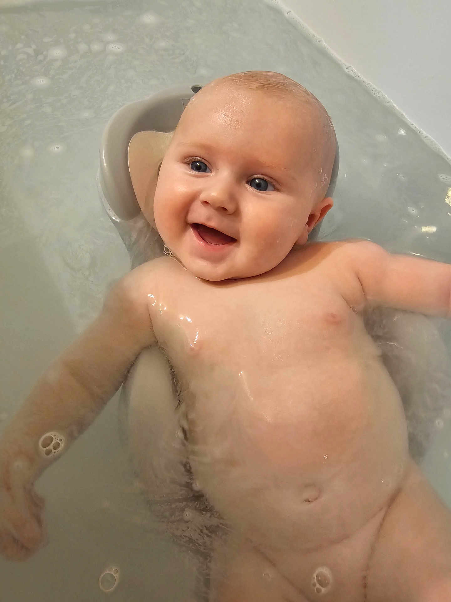 Noam a rejoint le concours — aidez-le/la à gagner de superbes lots ! baby, bath, water, smile, happy, infant, skin, child, face, head, arm, bathroom, tub, bubbles, relaxing, support, young, cute, wet, playful
