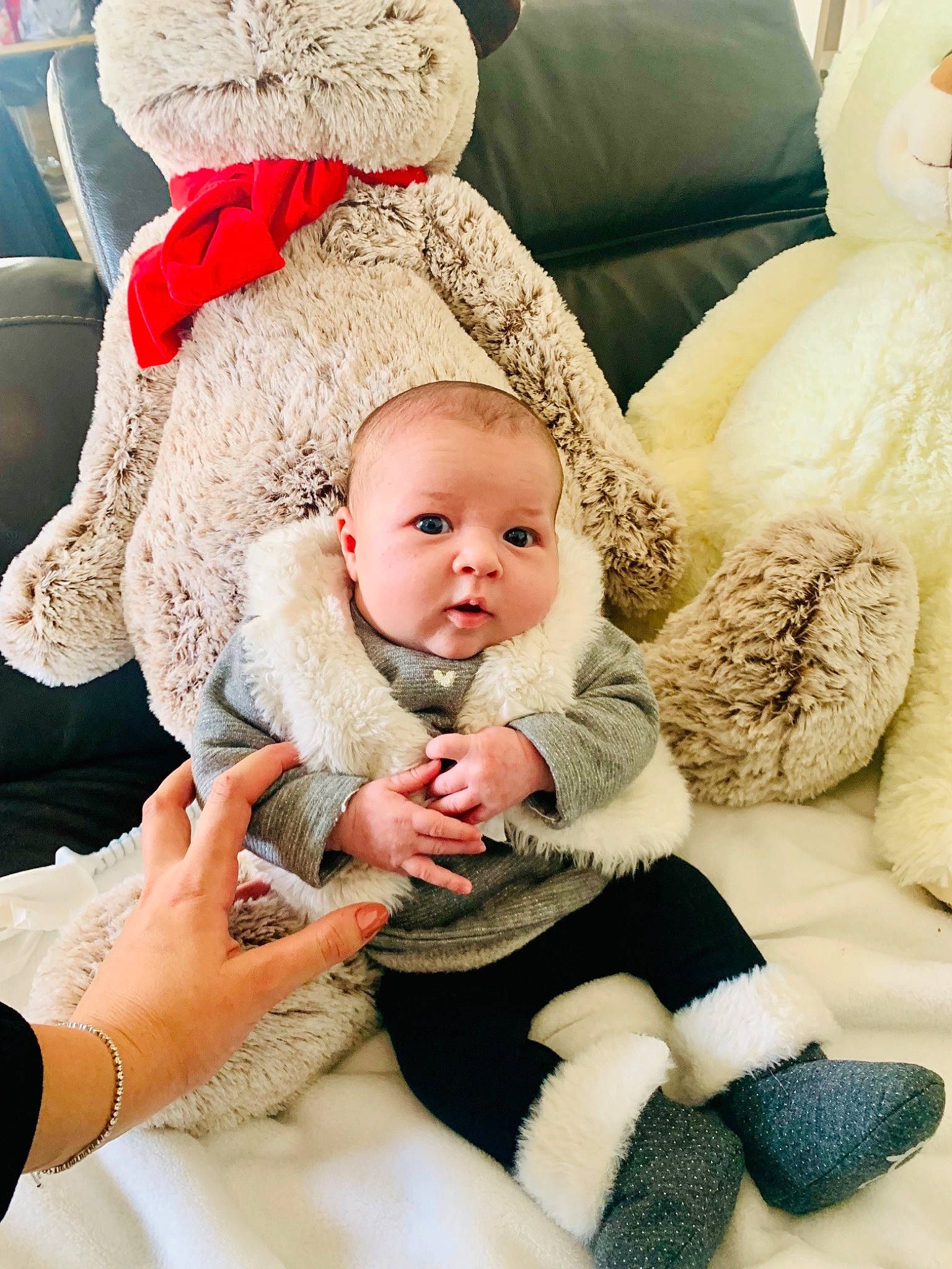 Léonie participe au concours pour gagner de l'argent avec cette photo : baby, baby_sleeping, baby_toddler_clothing, child, comfort, couch, eye, hand, happy, head, human_body, lap, leg, mammal, person, skin, sock, textile, thigh, toddler