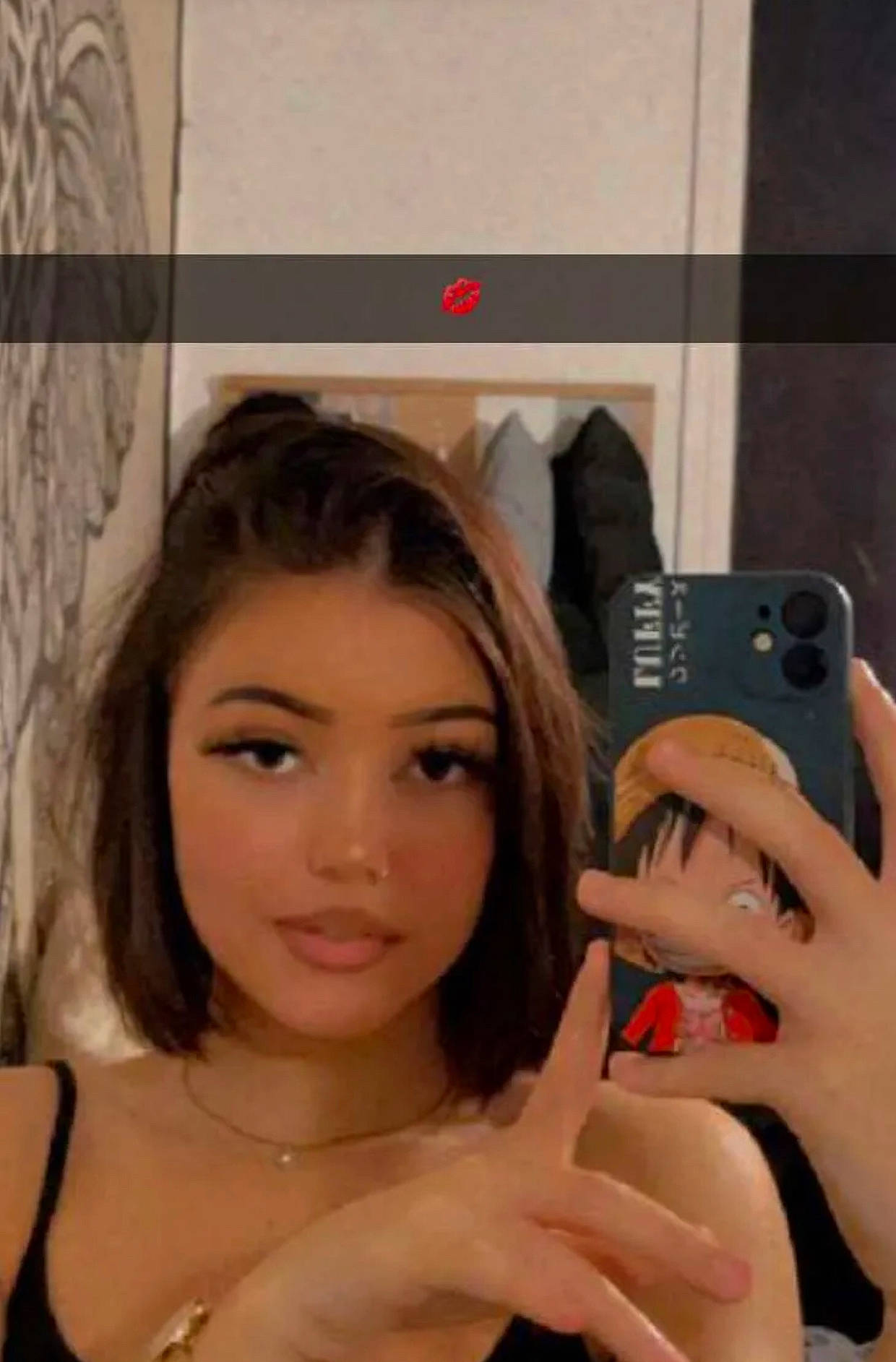 Lina a rejoint le concours — aidez-le/la à gagner de superbes lots ! arm, chin, cosmetics, eye, eyebrow, eyelash, facial_expression, fashion, finger, flash_photography, gesture, hand, joint, lip, mouth, muscle, neck, person, photographer, shoulder