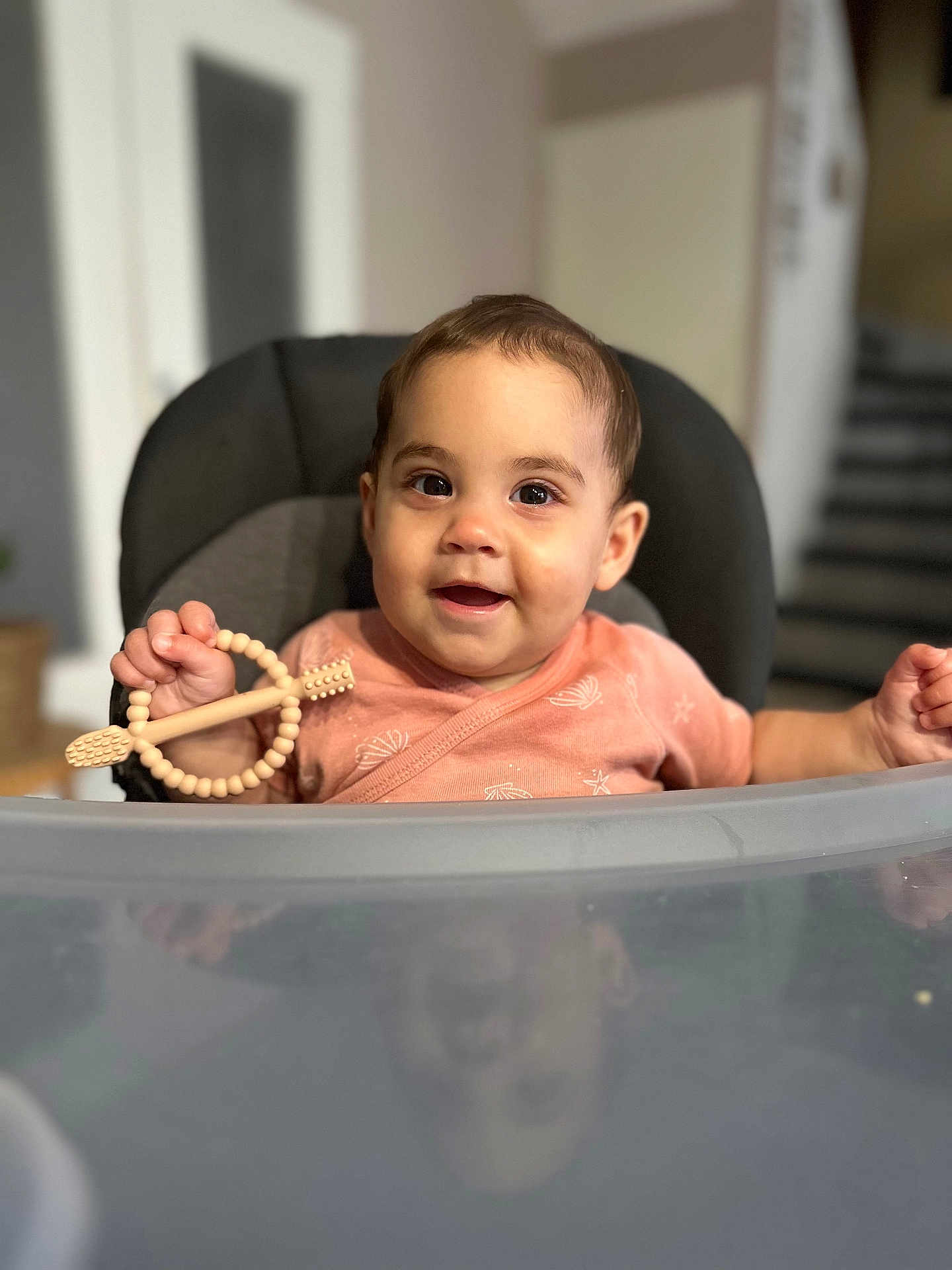 Lia participe au concours pour gagner de l'argent avec cette photo : baby, child, high_chair, toy, wooden_toy, smile, face, indoor, reflection, clothing, short_hair, hand, table, curious, cute, infant, person, seat, background_blur, expression